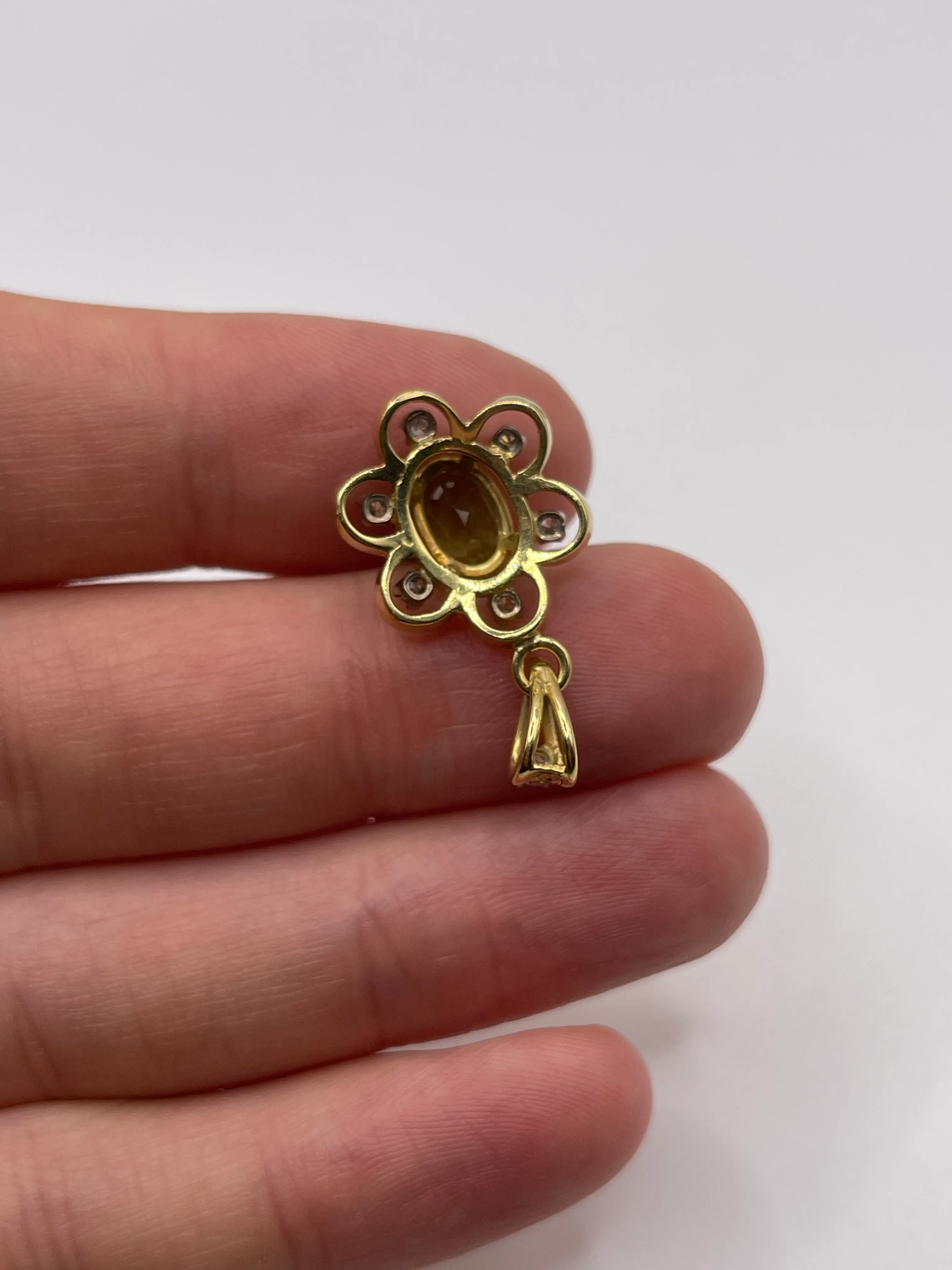 18ct gold peridot and diamond pendant - Image 2