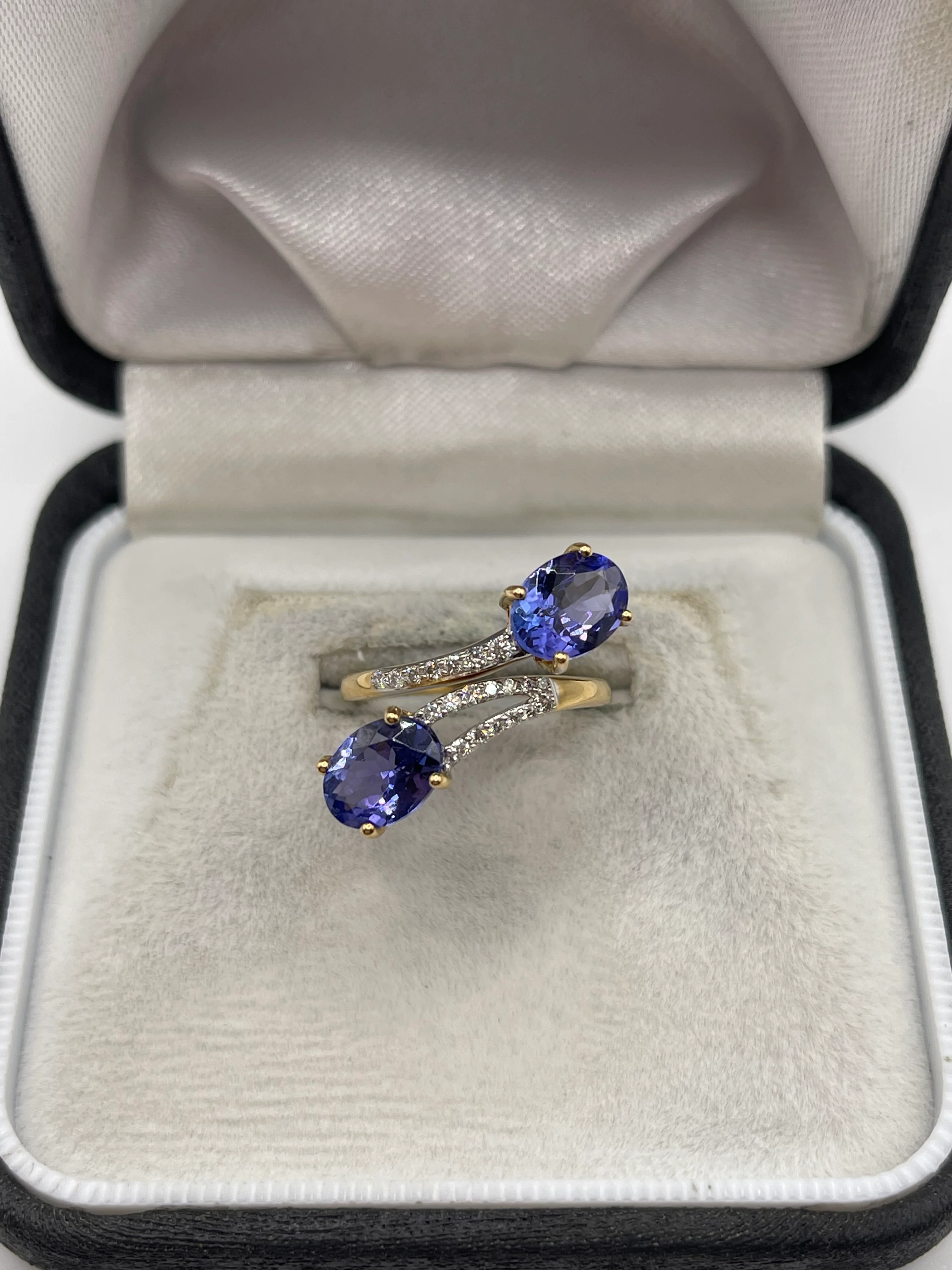 18ct gold tanzanite and diamond ring
