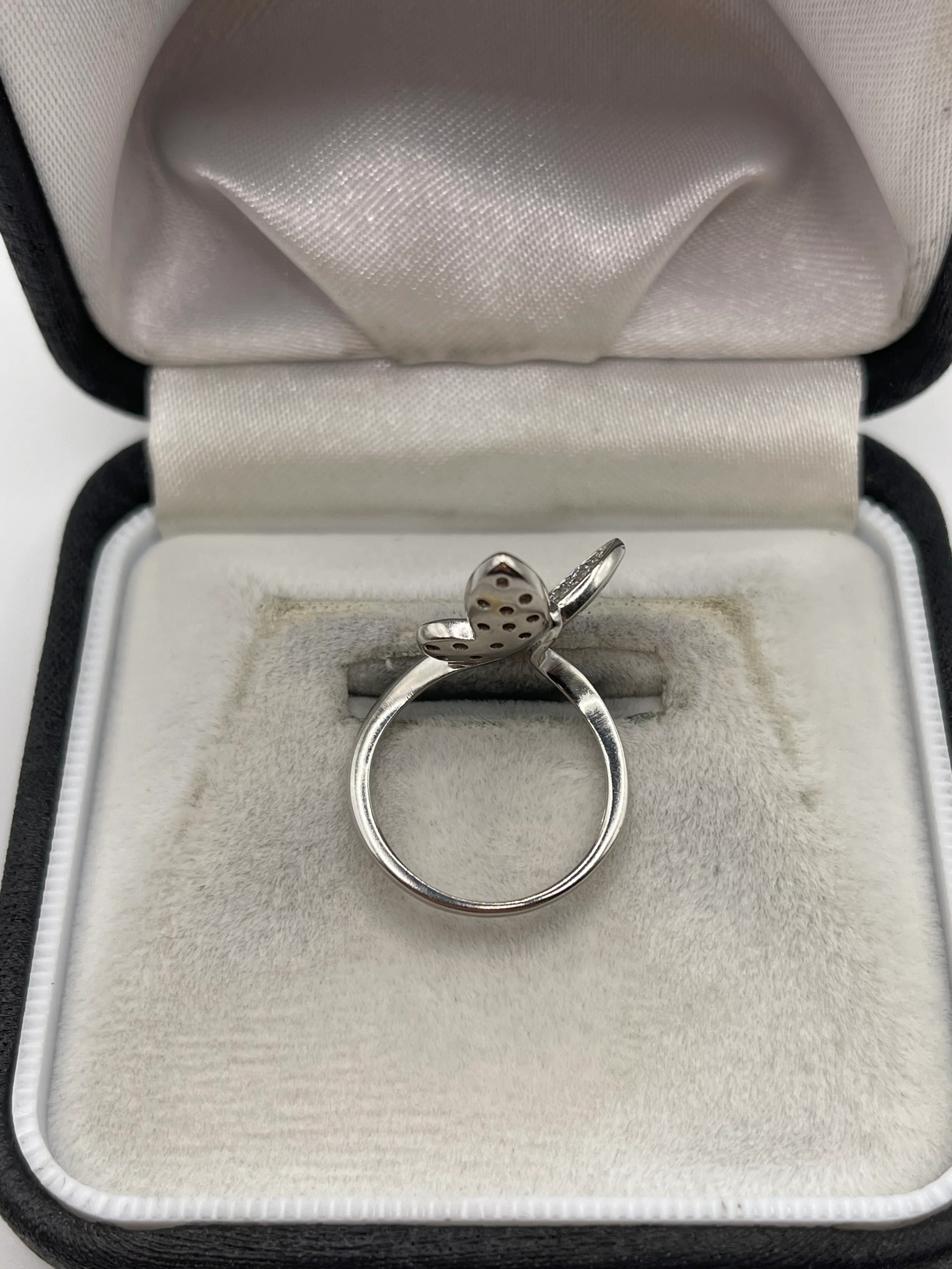 18ct white gold diamond cluster ring - Image 3