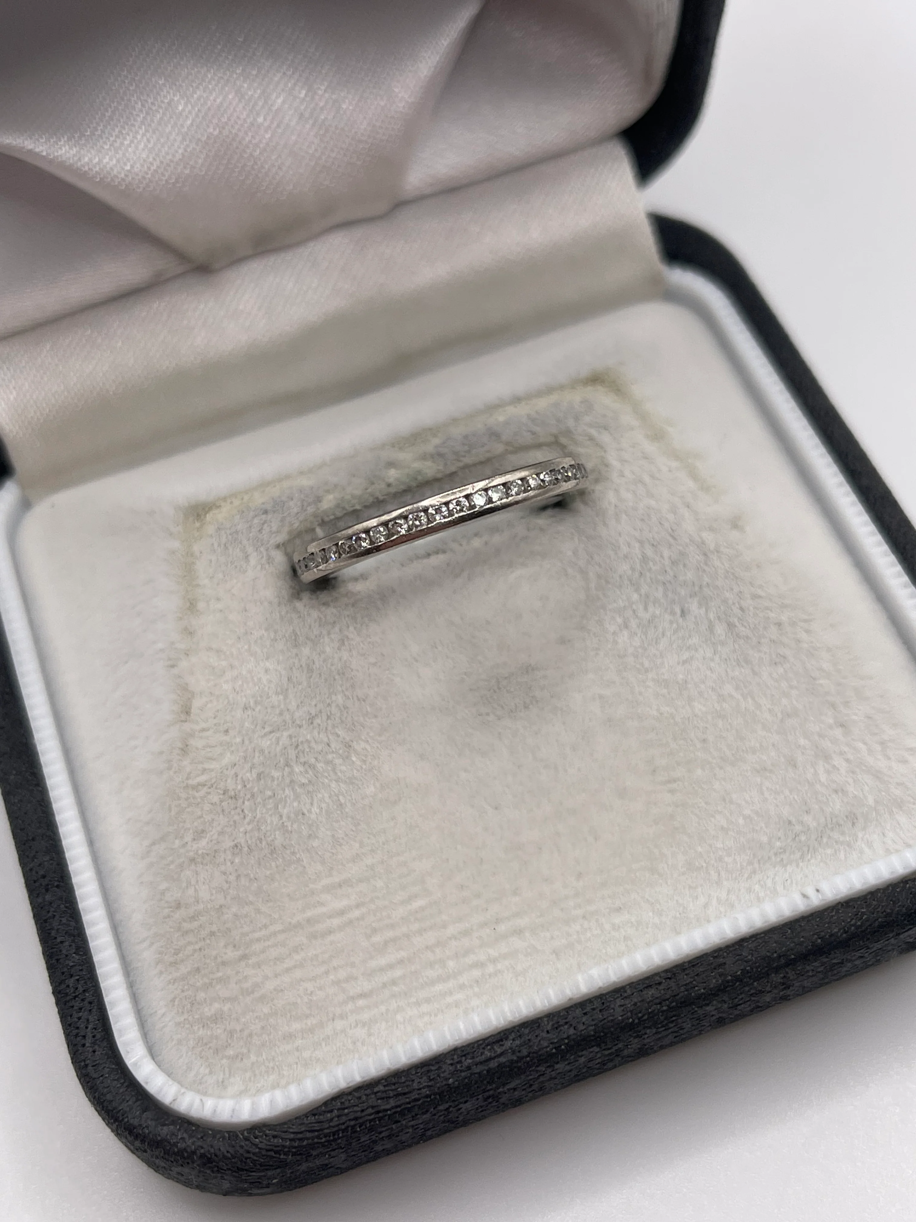 18ct white gold eternity ring - Image 2