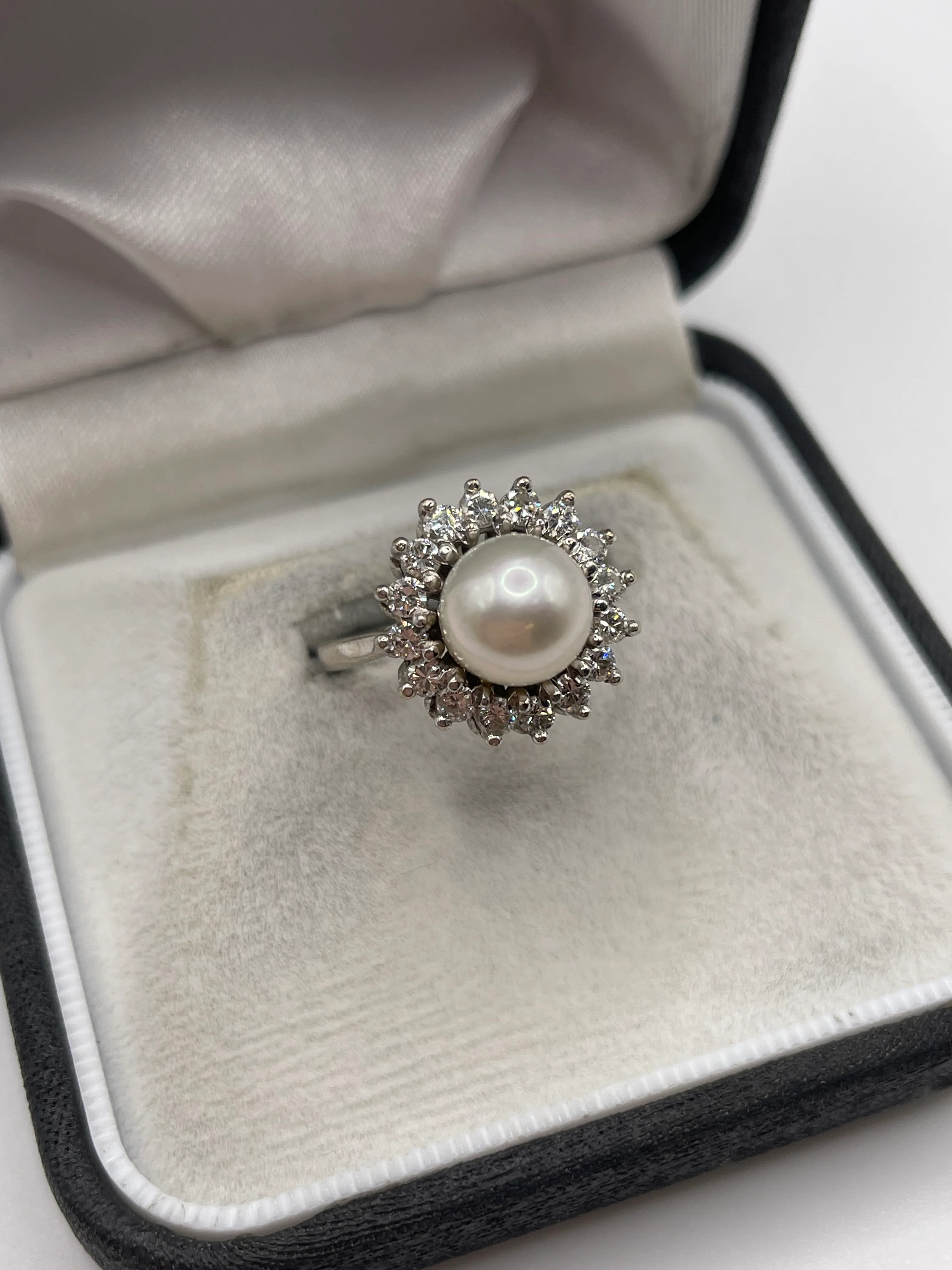 18ct white gold pearl and diamond ring - Image 2
