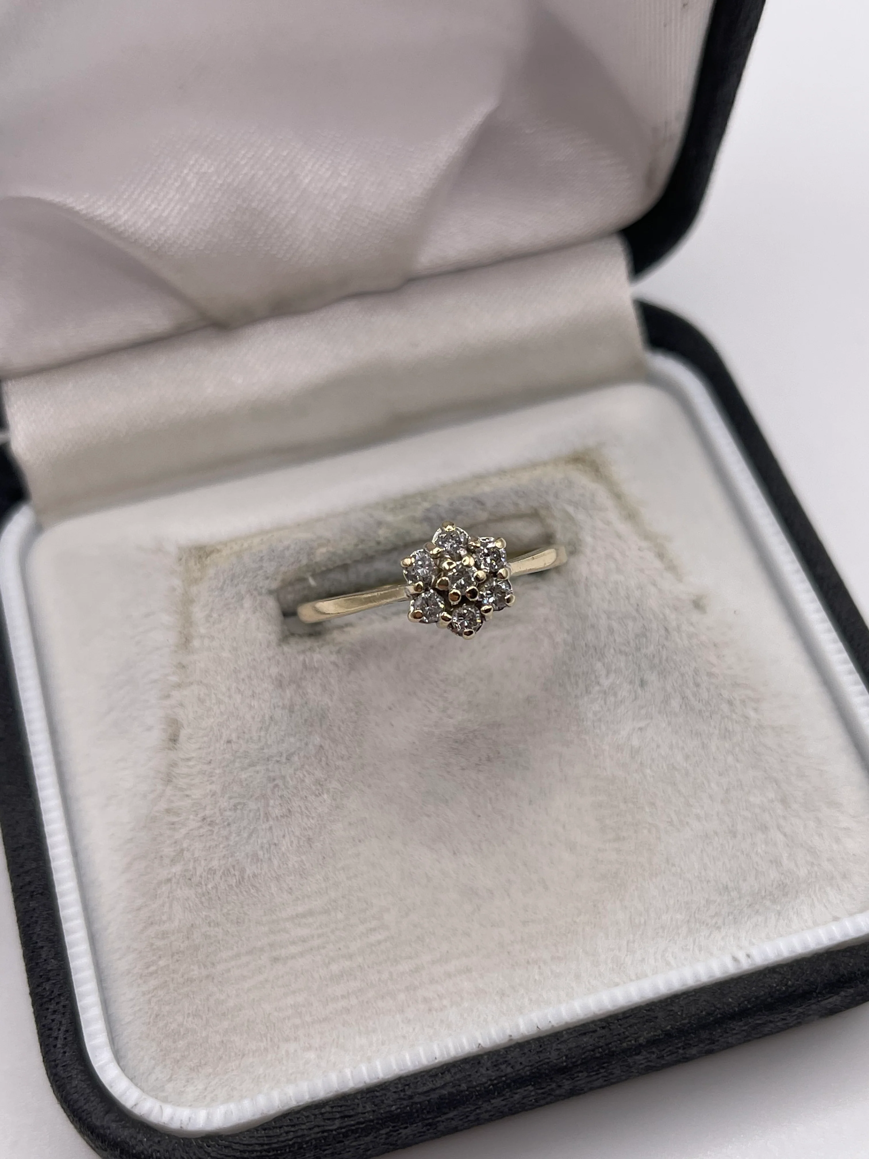 9ct gold 25 point diamond cluster ring - Image 2