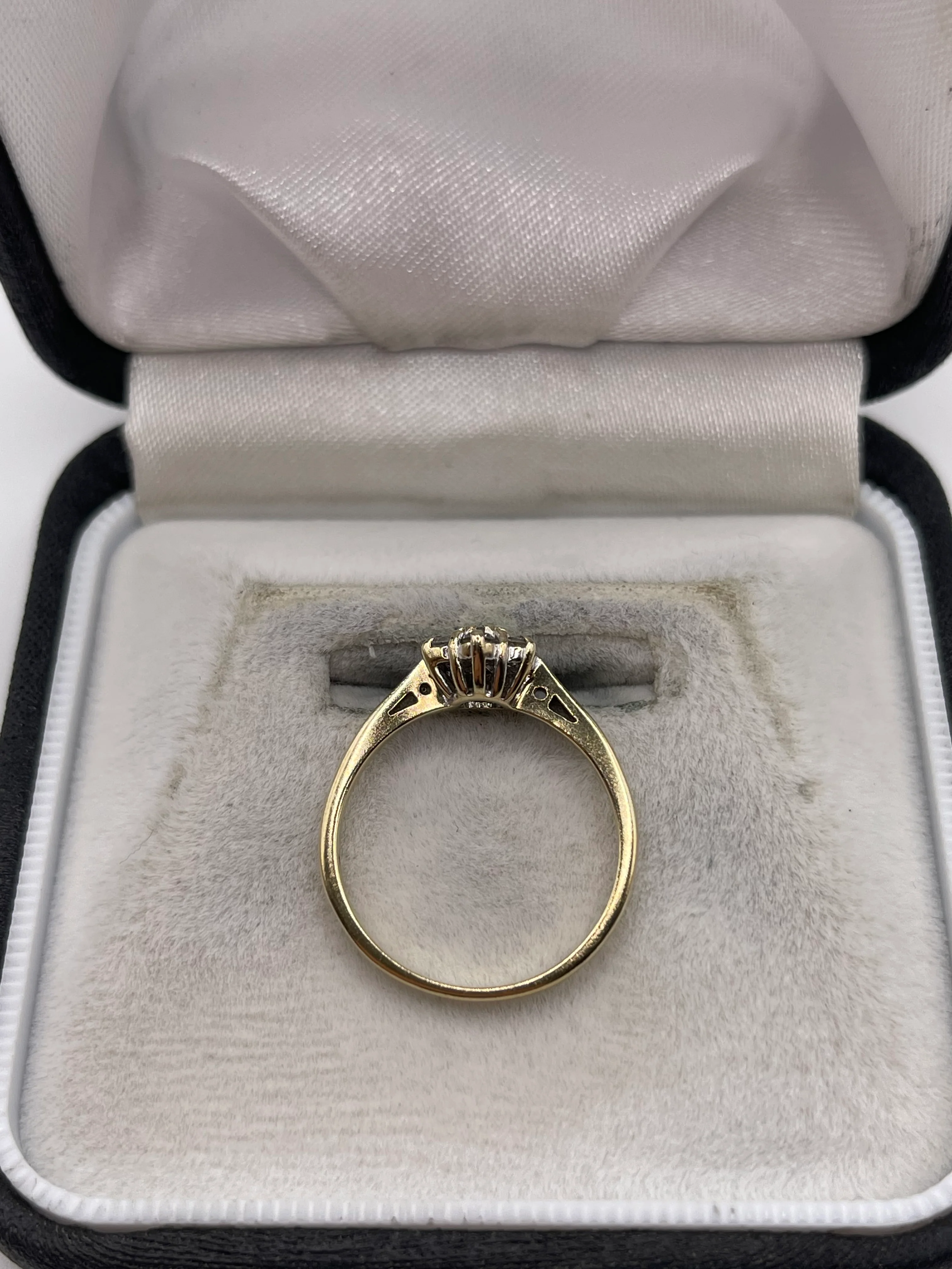 9ct gold 25 point diamond cluster ring - Image 3