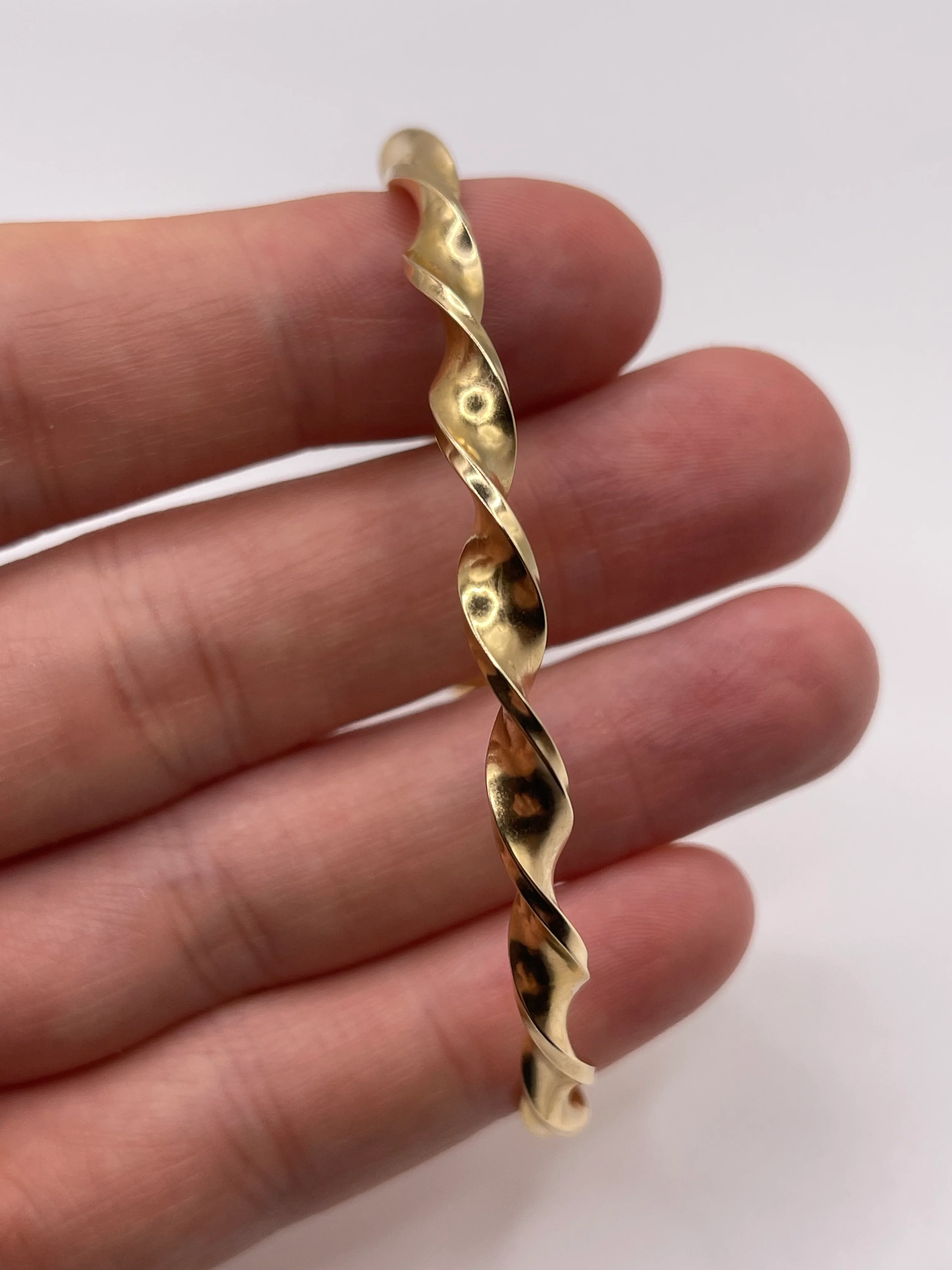 9ct gold bangle