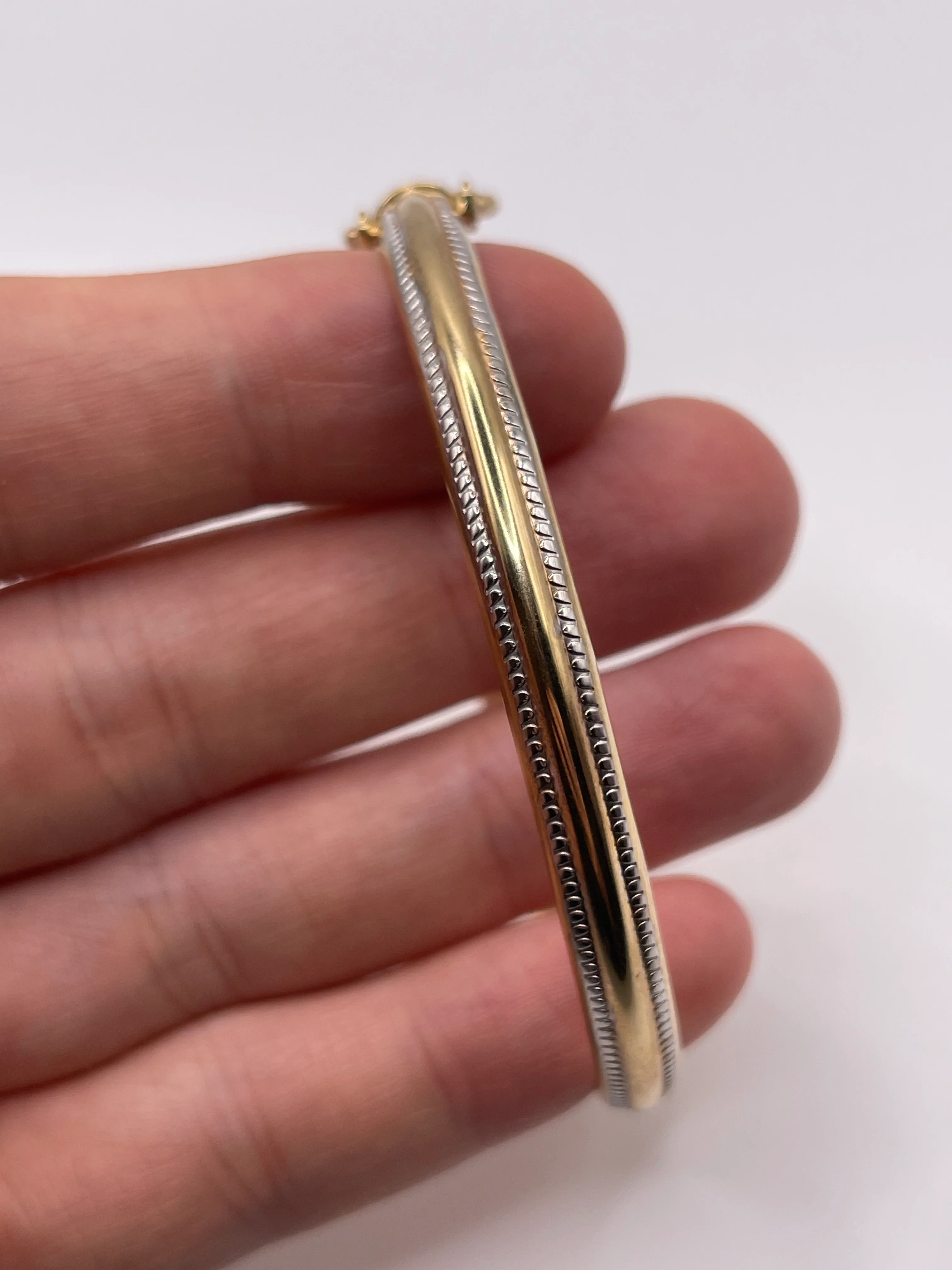 9ct gold bangle