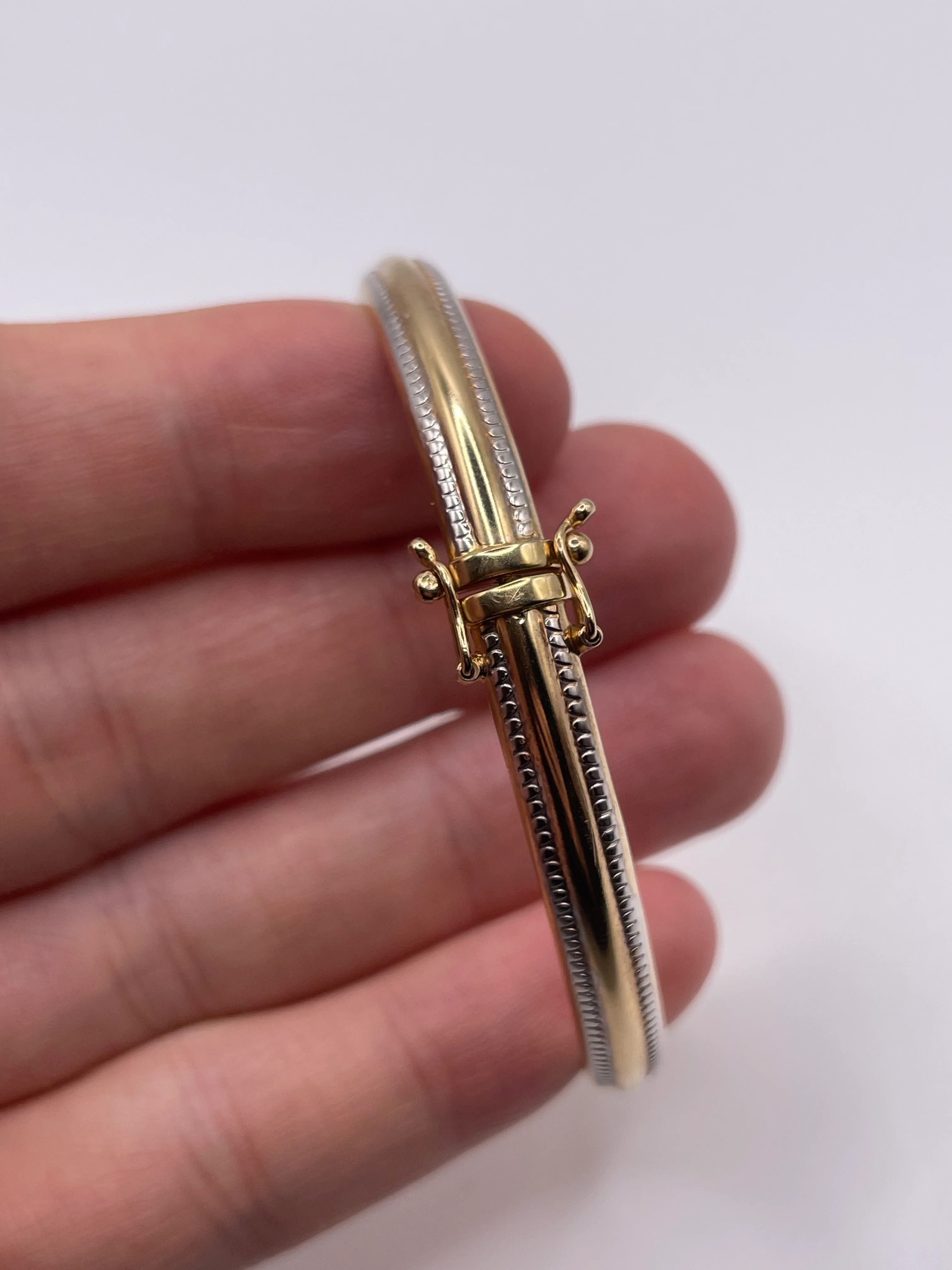 9ct gold bangle - Image 2