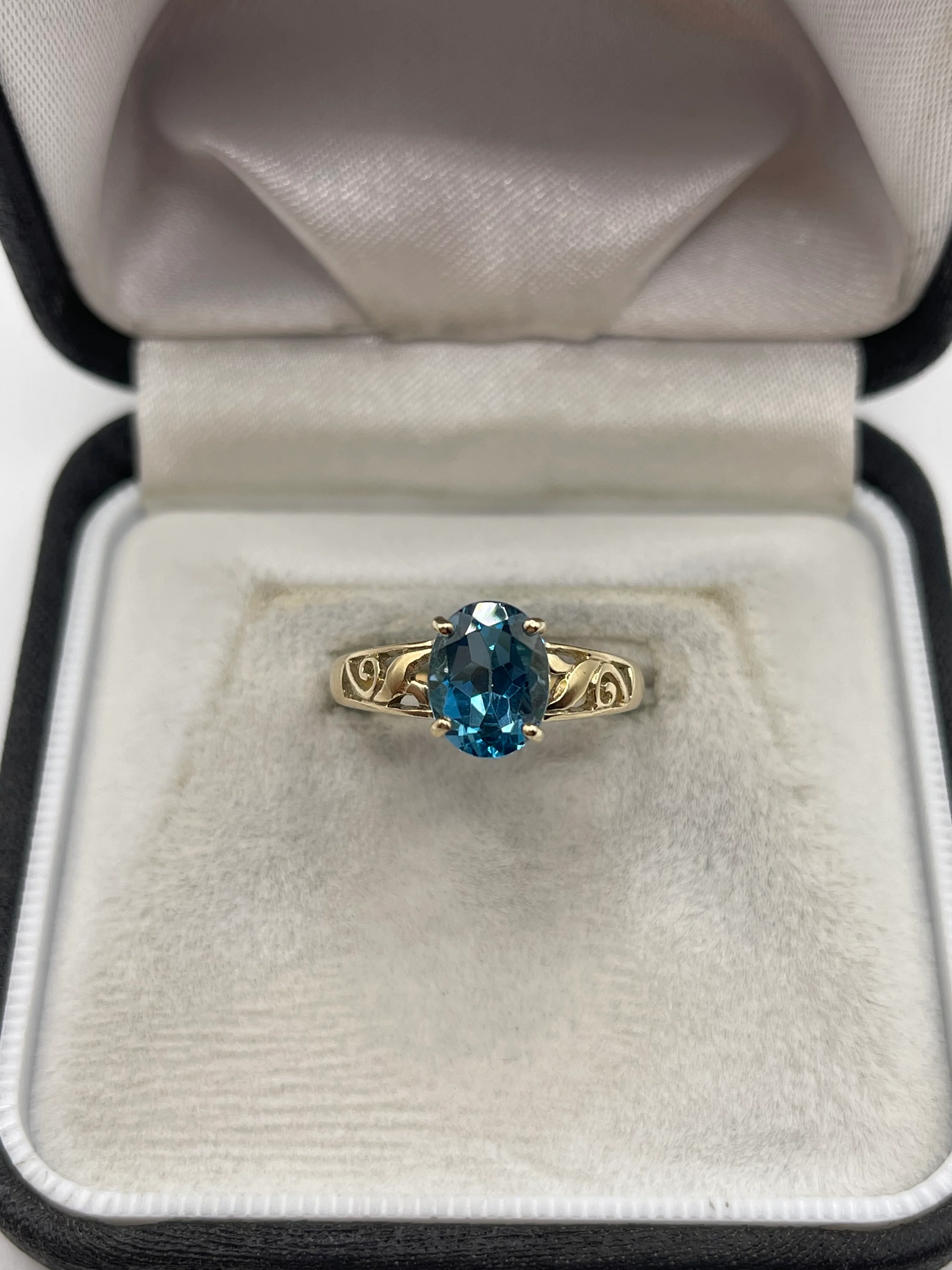9ct gold blue topaz ring