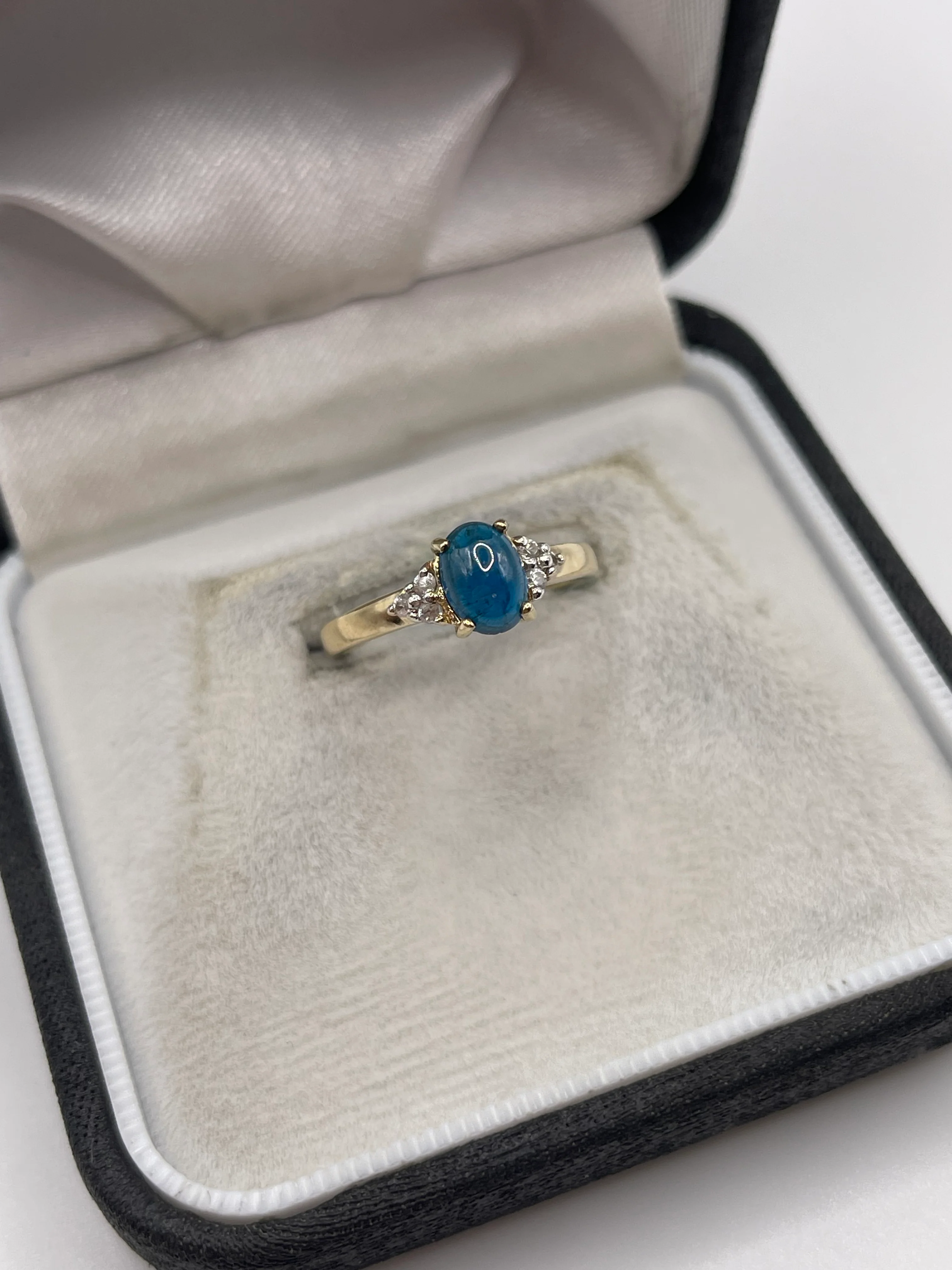 9ct gold cabochon blue apatite and zircon ring - Image 2