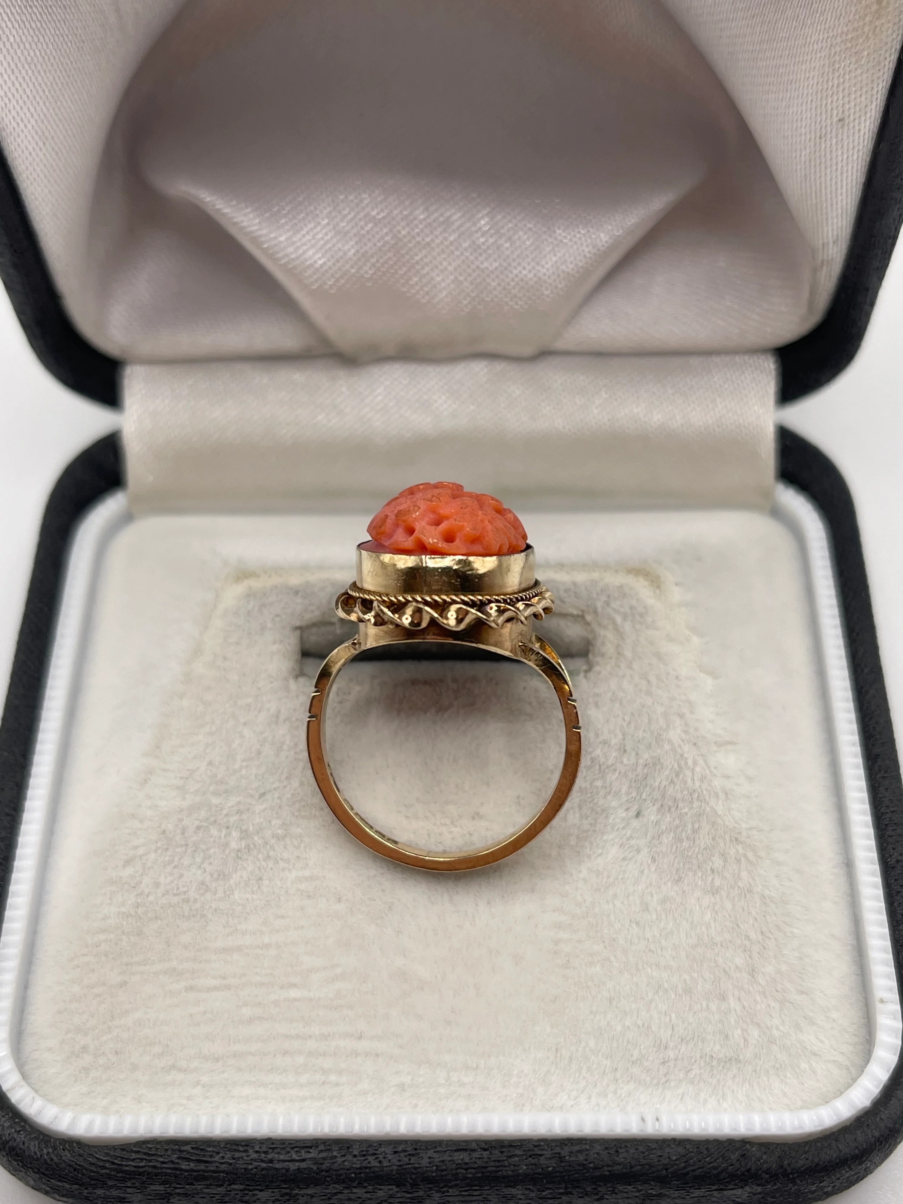 9ct gold carved coral ring - Image 3