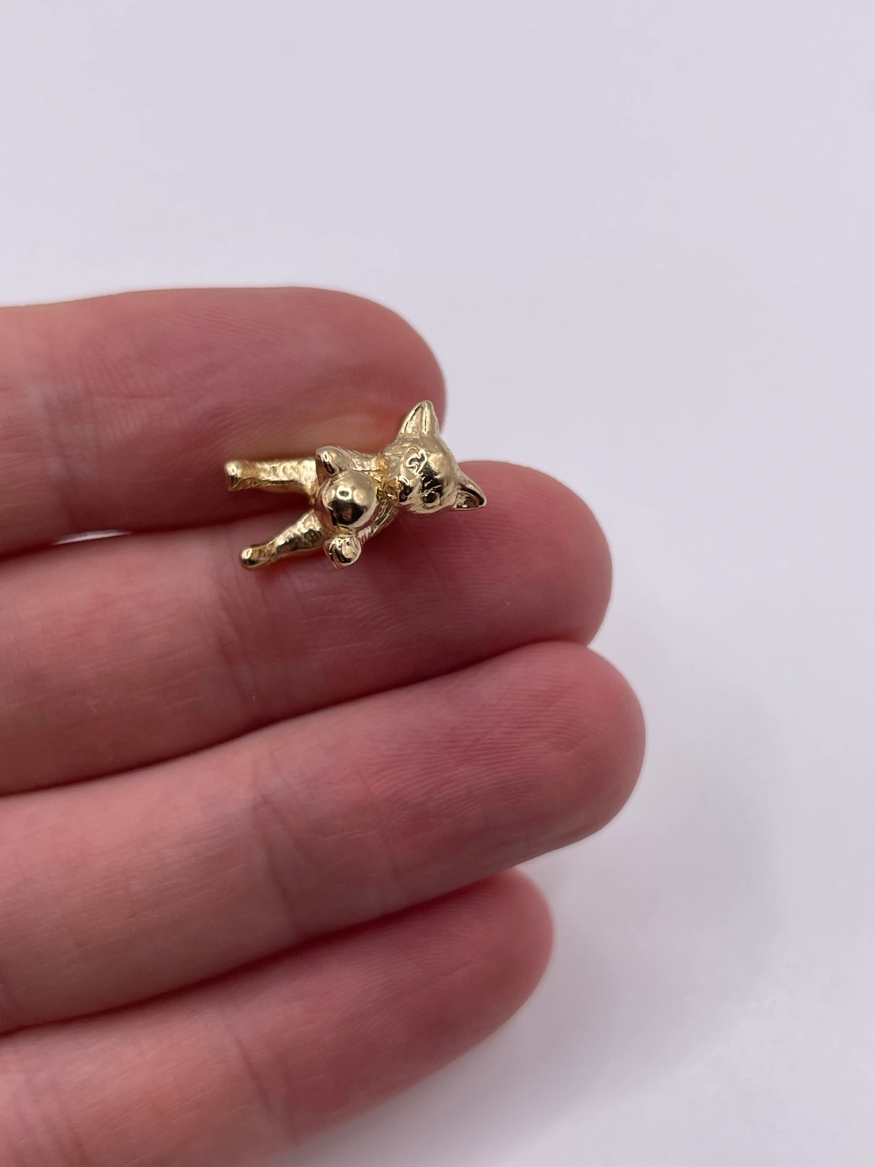9ct gold cat charm - Image 2