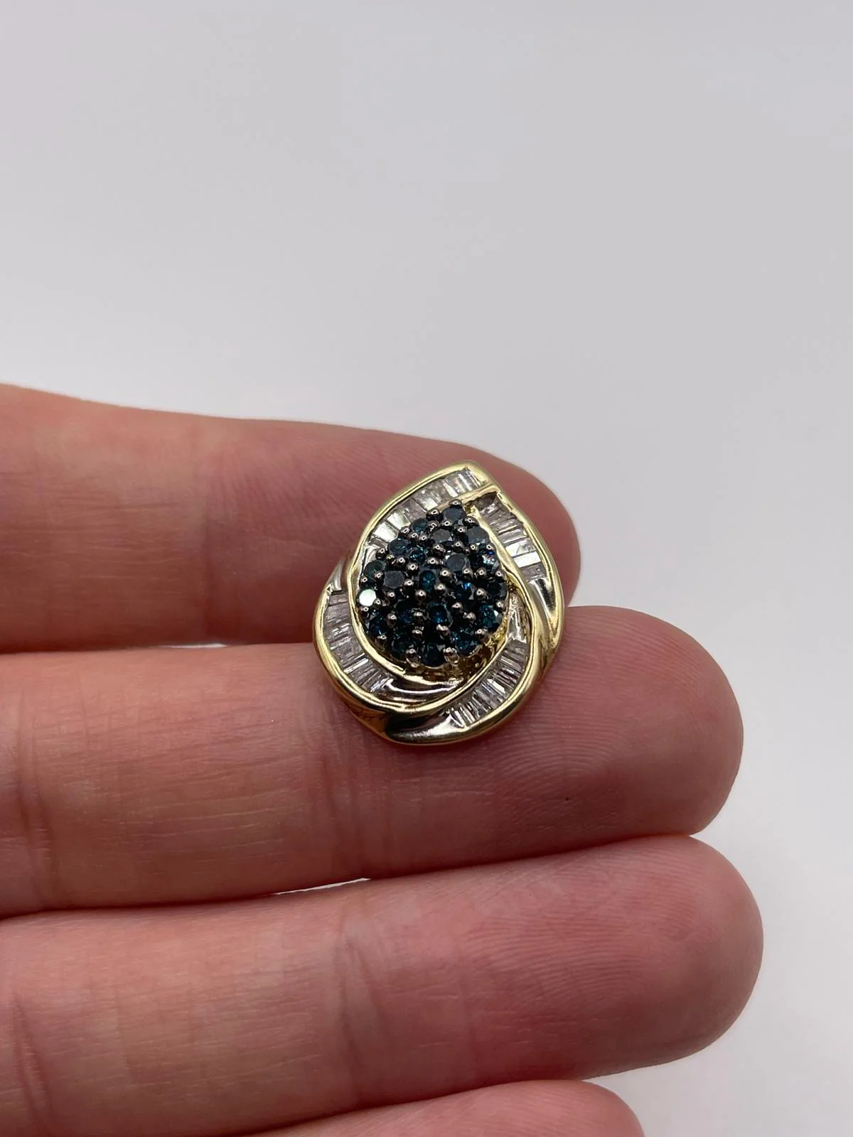 9ct gold diamond cluster pendant - Image 2
