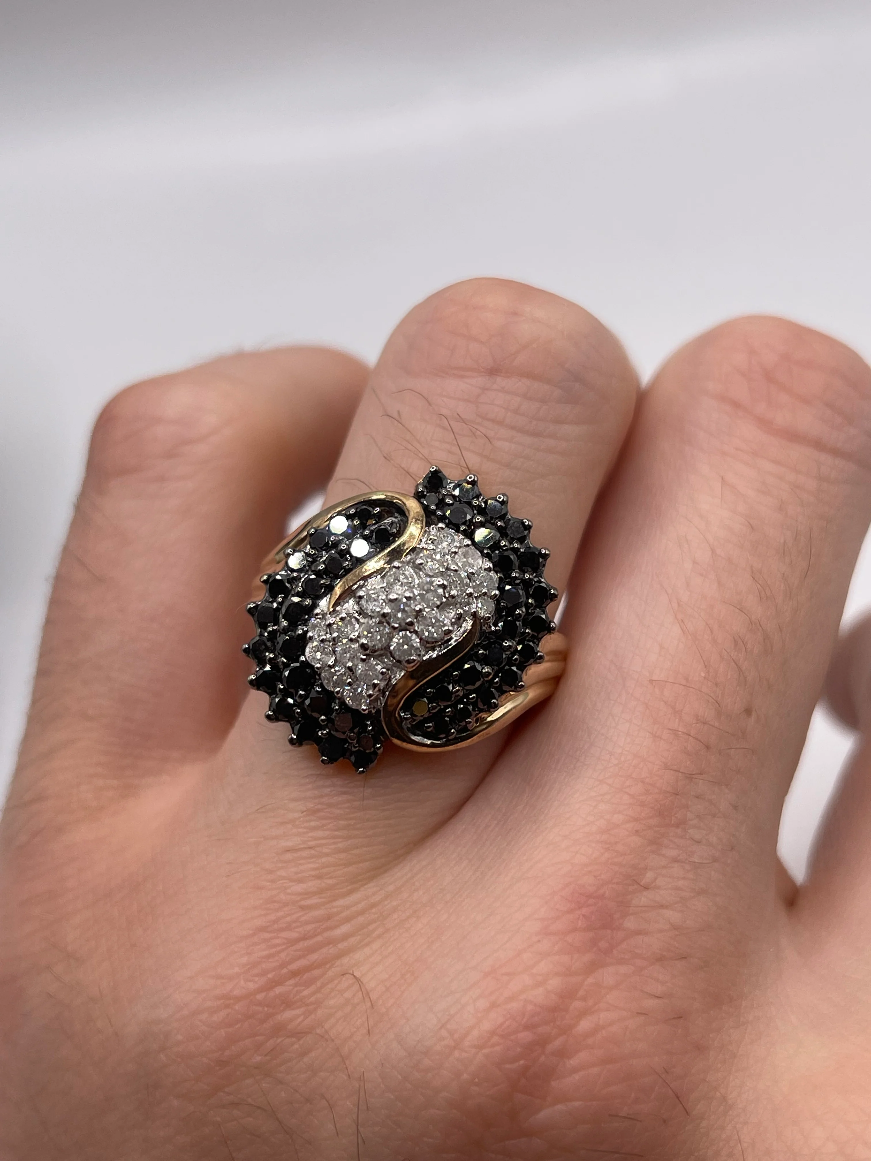 9ct gold diamond cluster ring - Image 4