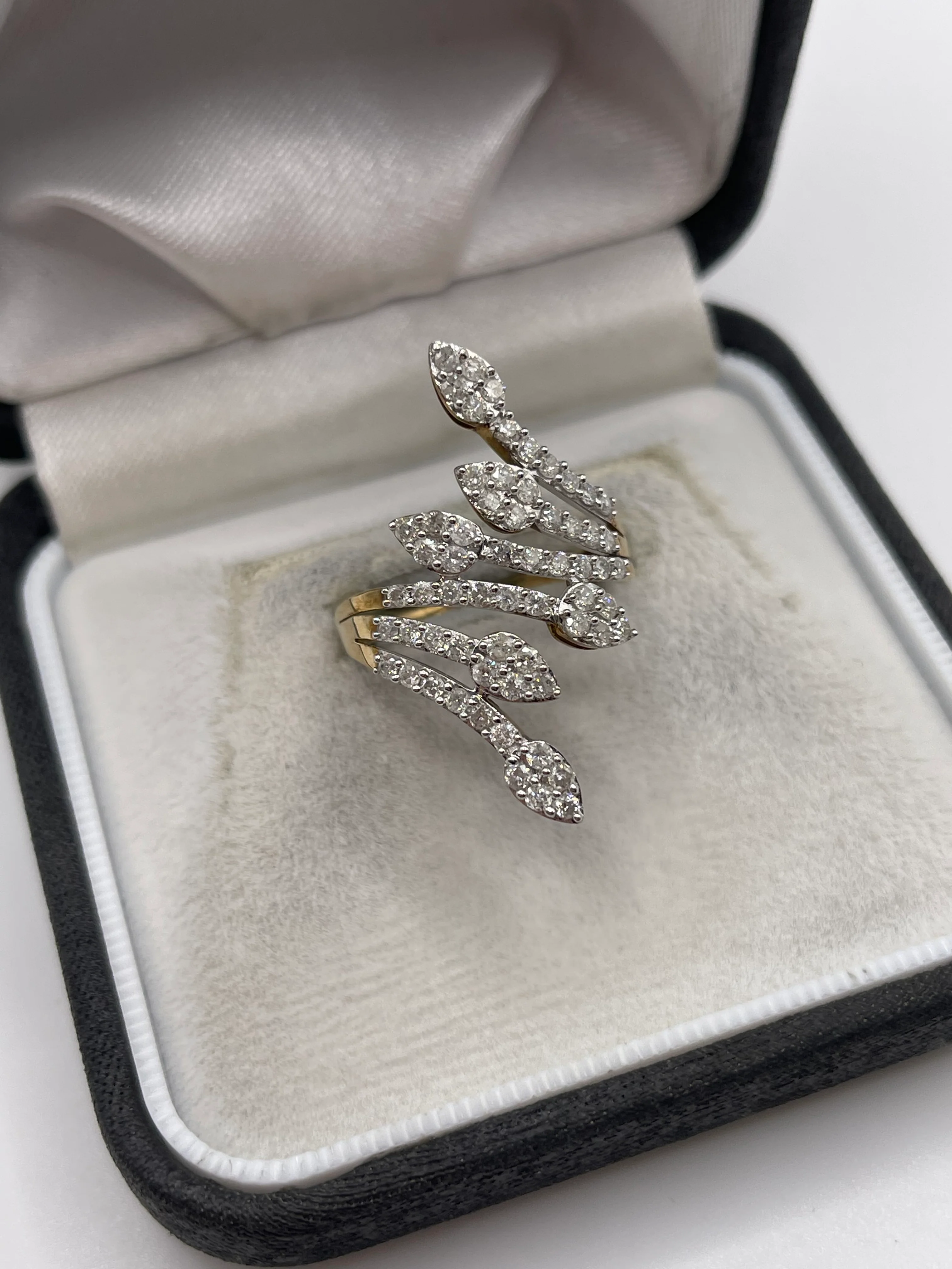 9ct gold diamond cluster ring - Image 2
