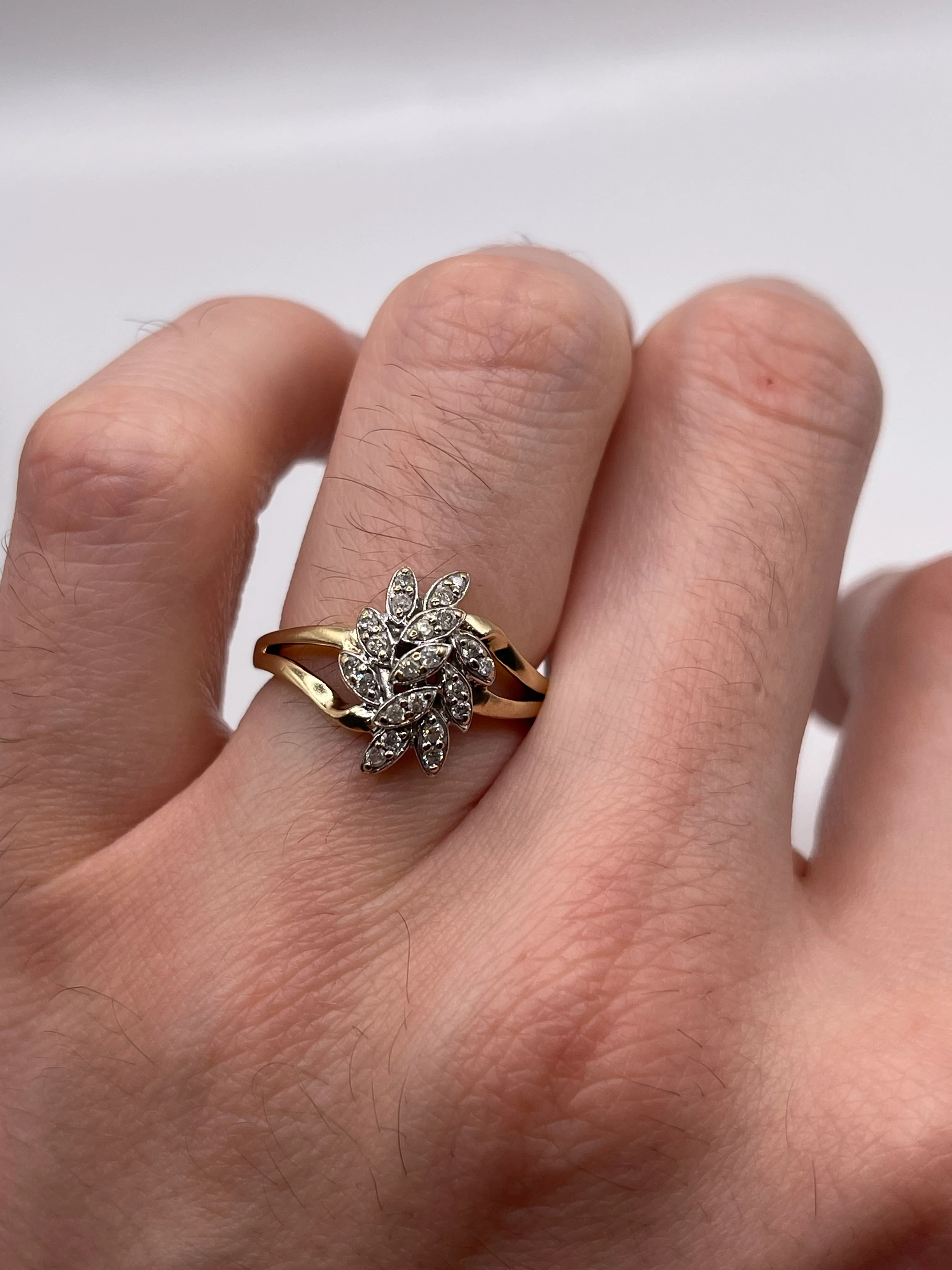 9ct gold diamond cluster ring - Image 4