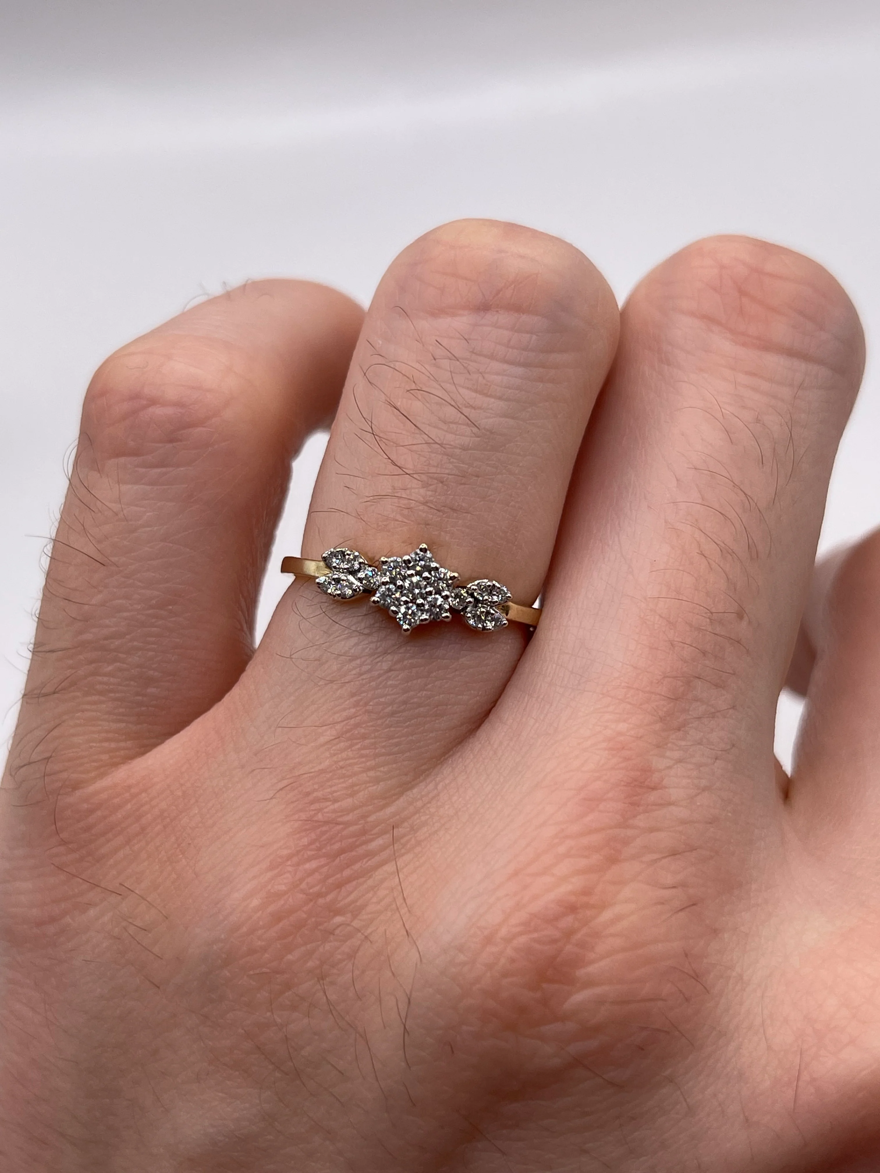 9ct gold diamond cluster ring - Image 4