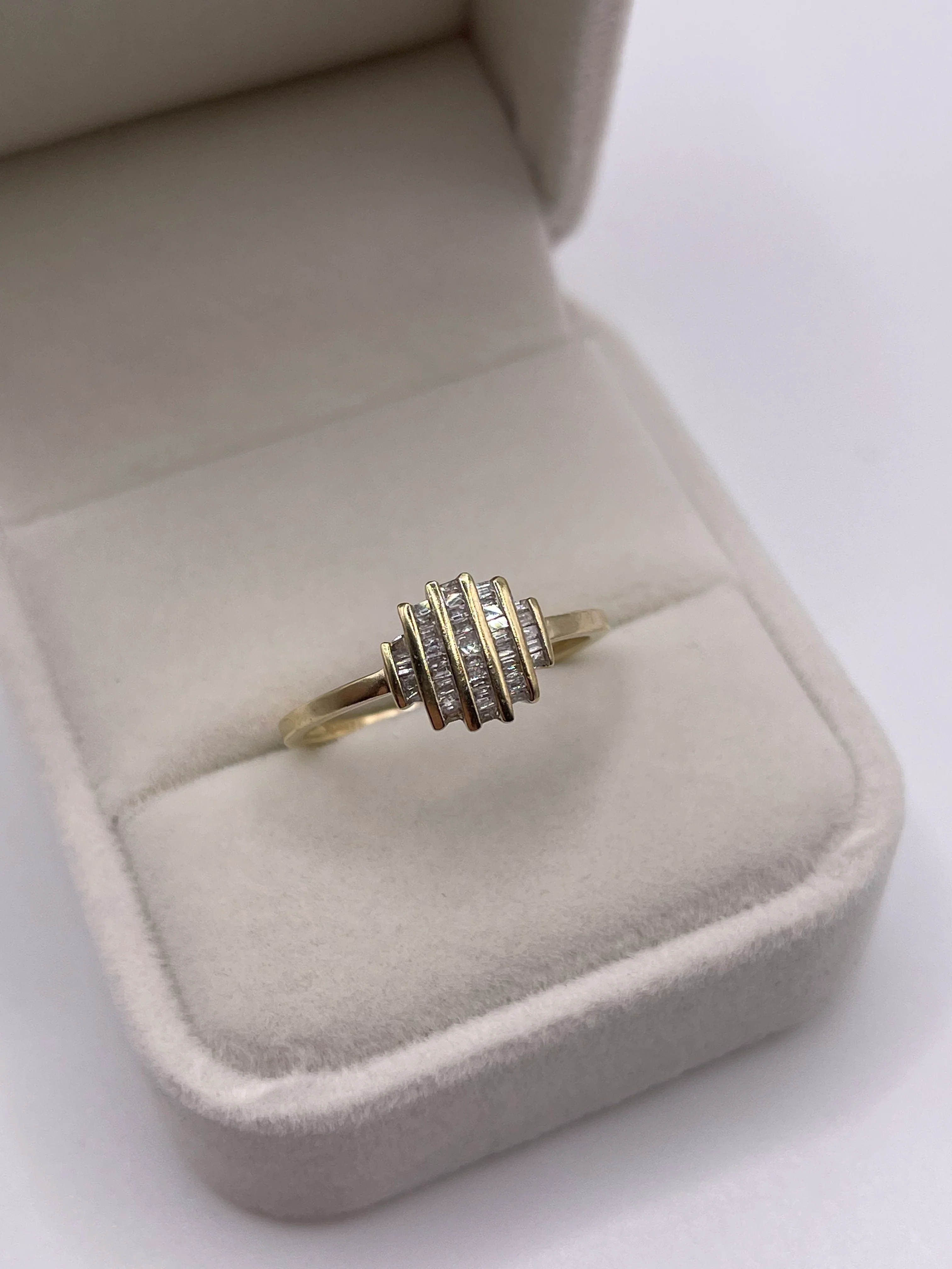 9ct gold diamond cluster ring - Image 2