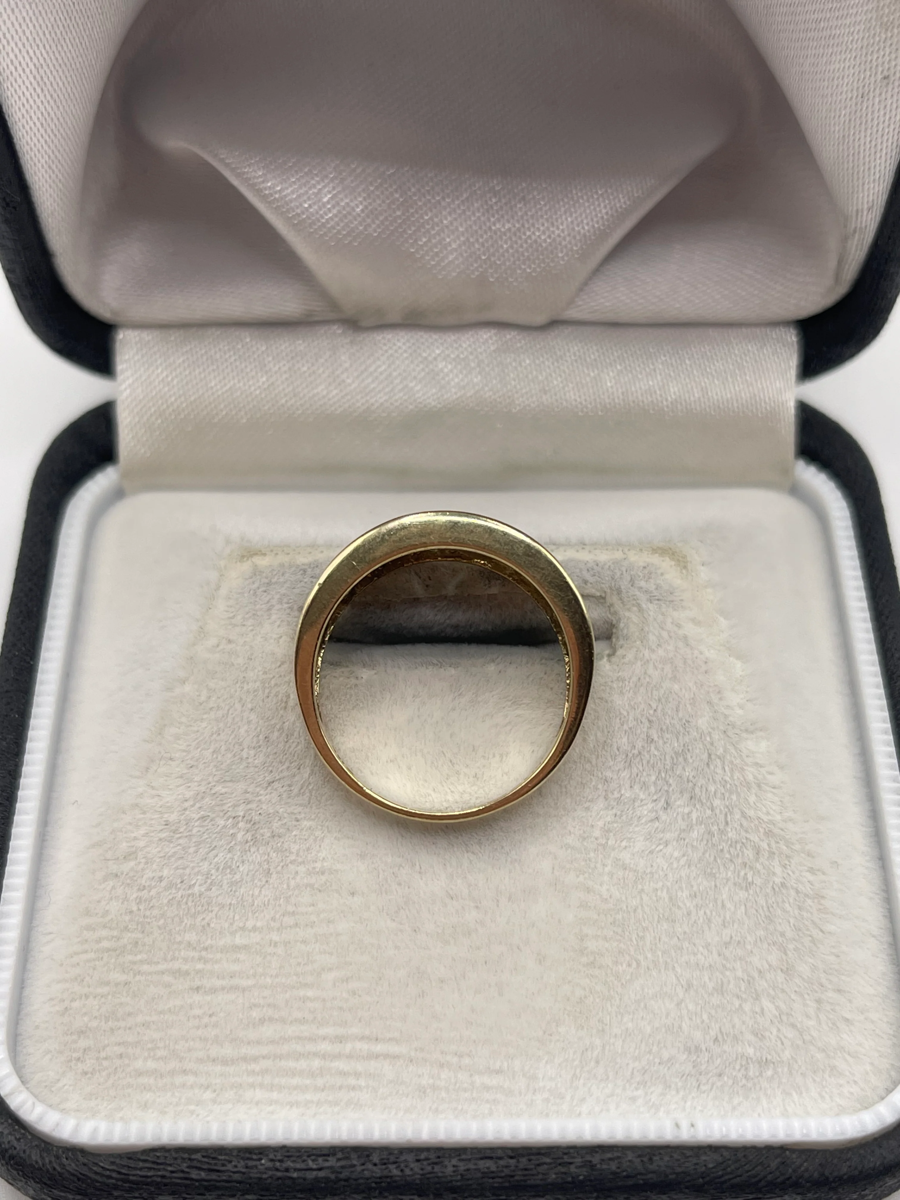 9ct gold diamond Greek key ring - Image 3