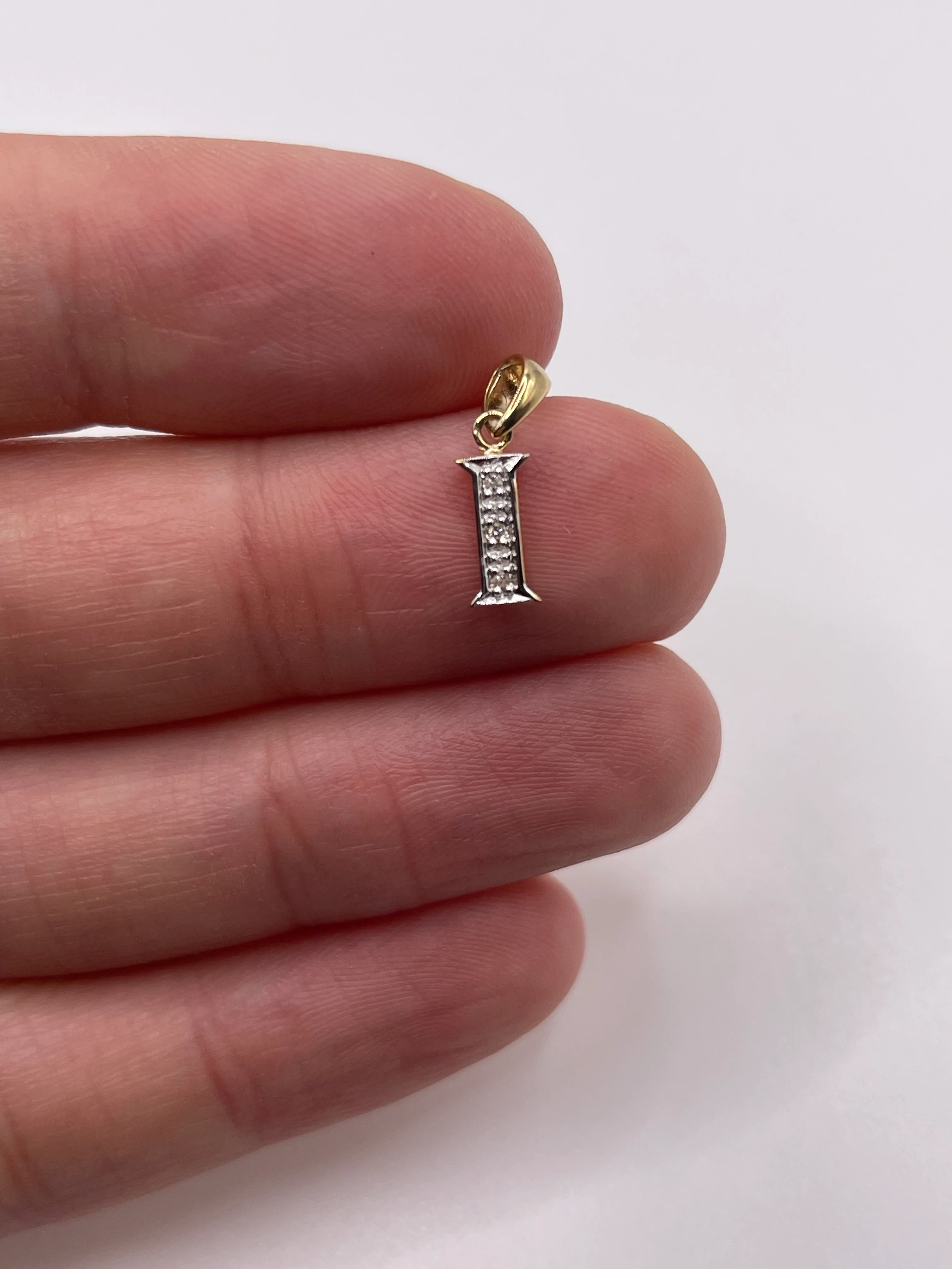 9ct gold diamond initial I pendant