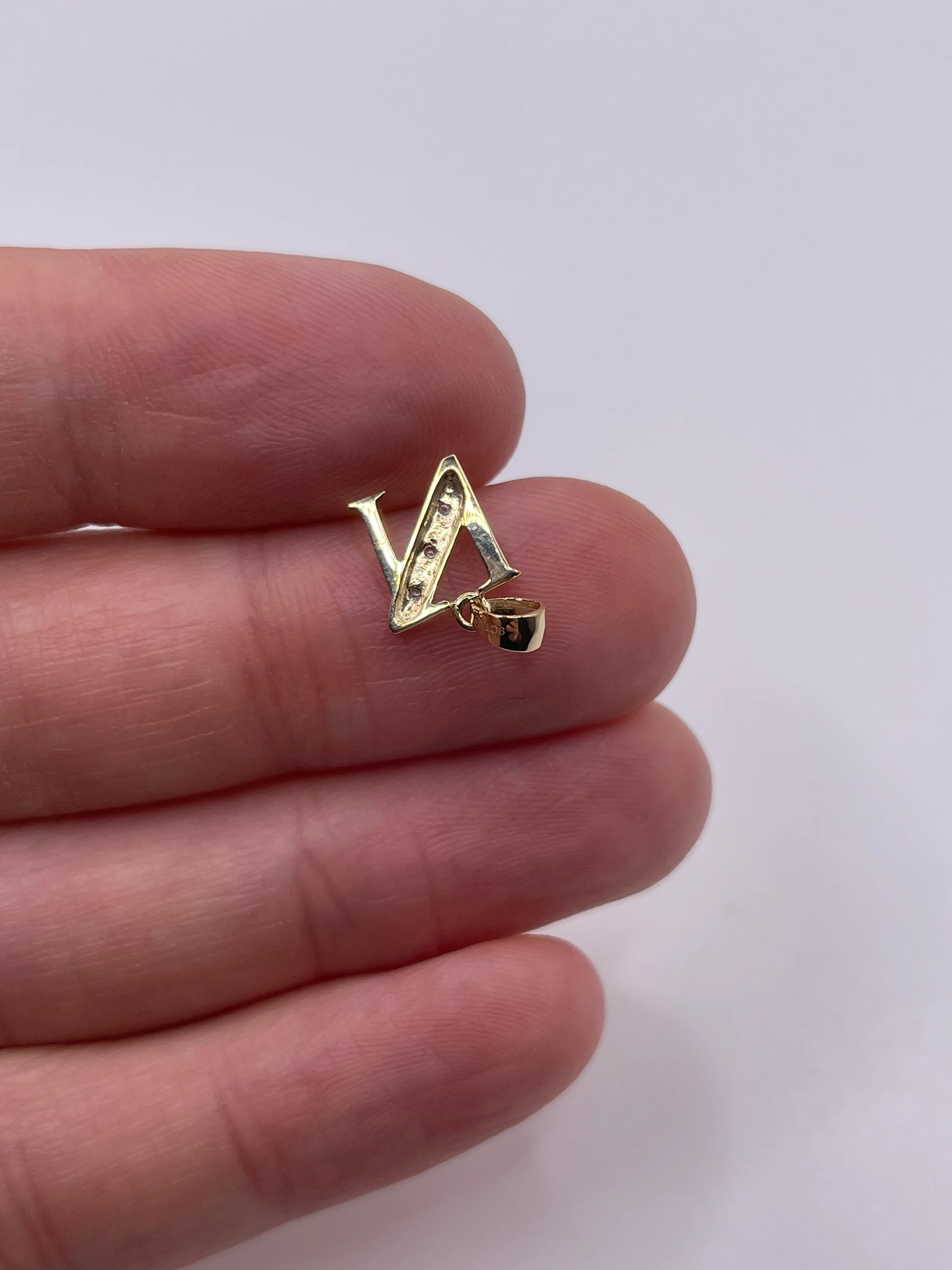 9ct gold diamond initial N pendant - Image 2