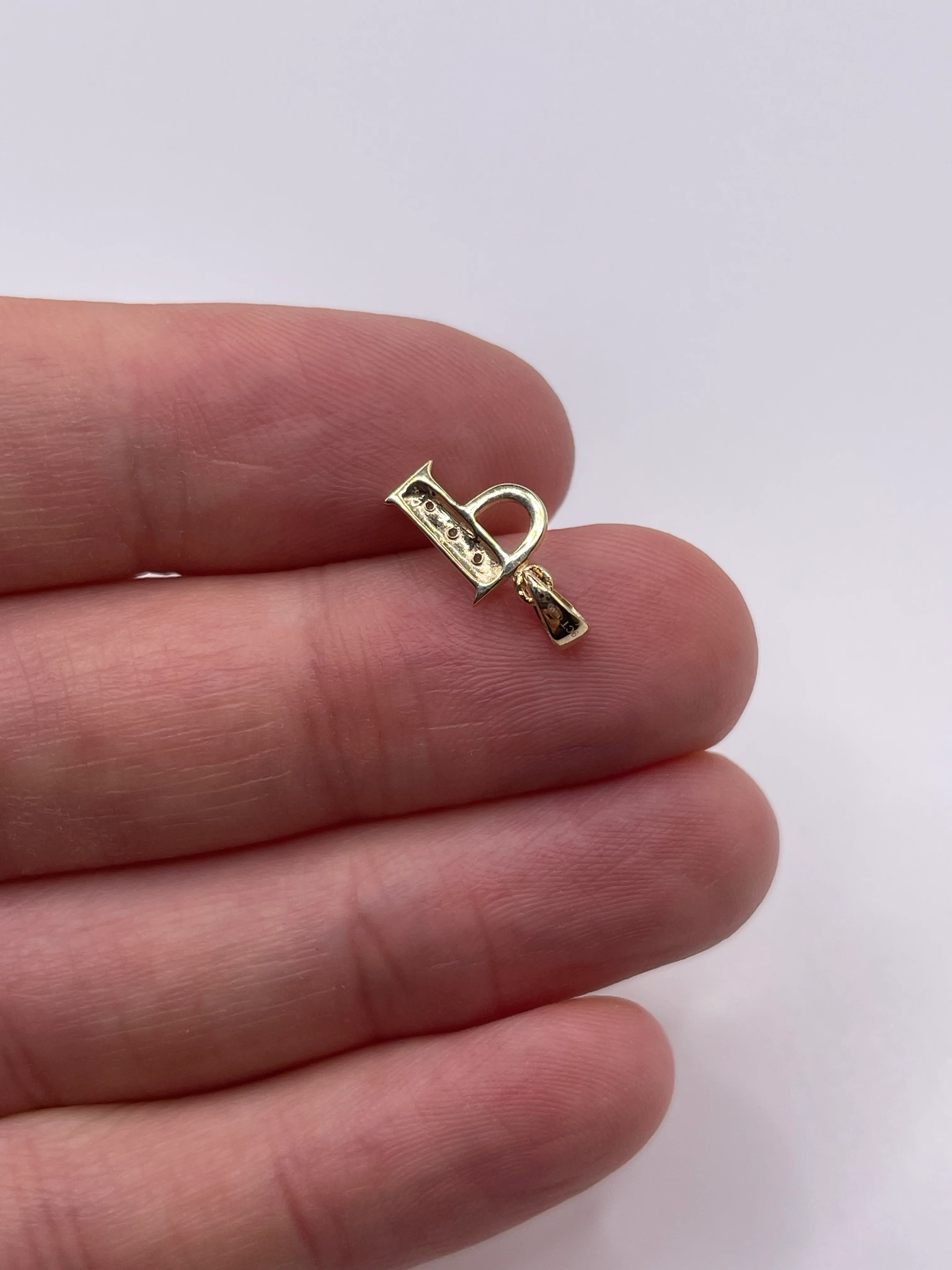 9ct gold diamond initial P pendant - Image 2