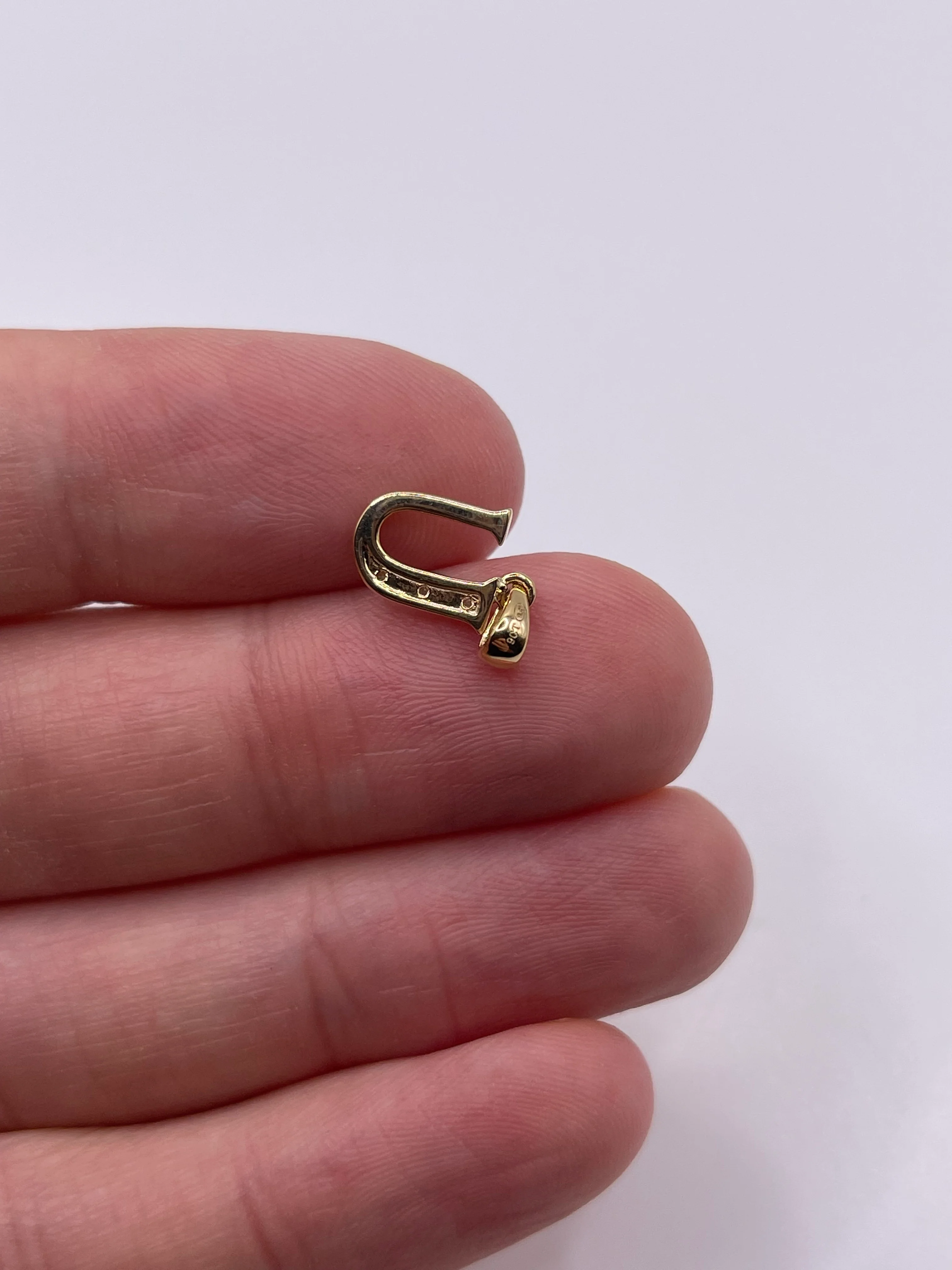 9ct gold diamond initial U pendant - Image 2