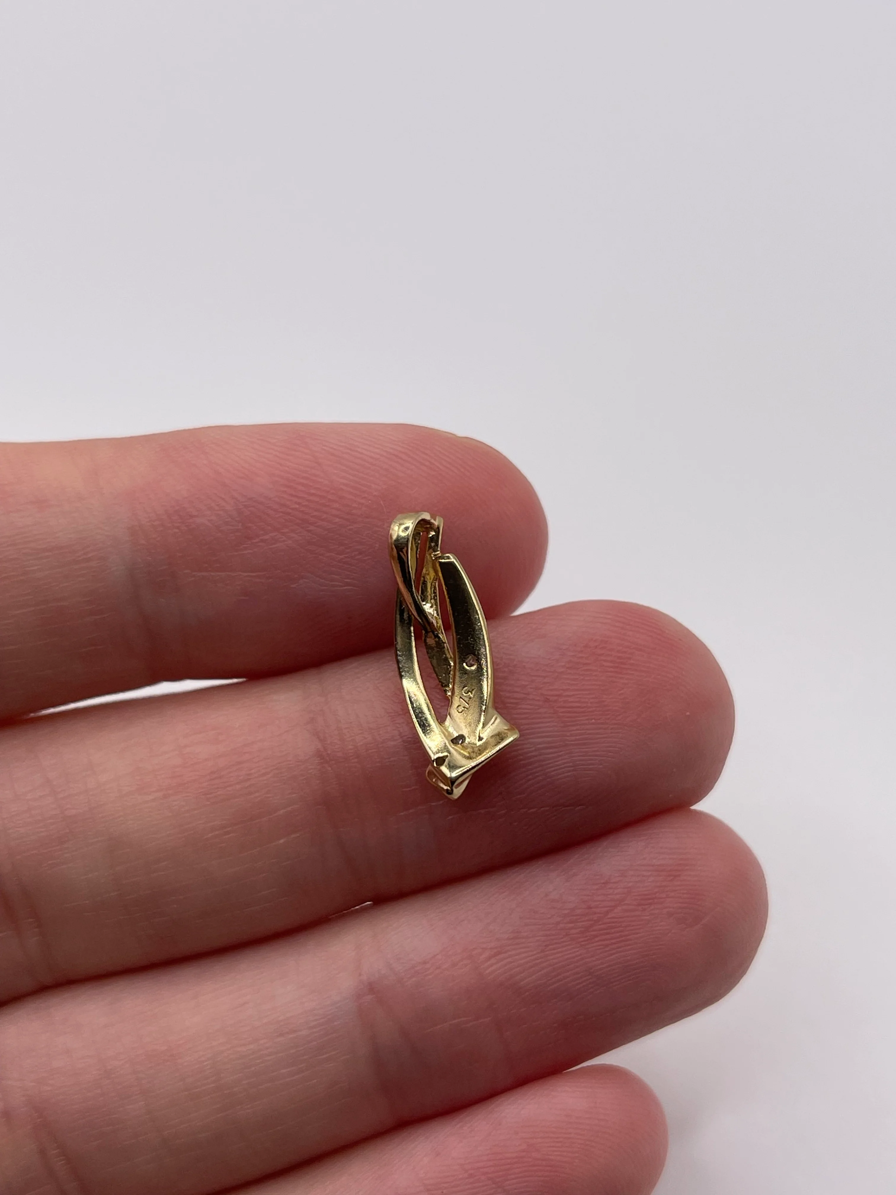 9ct gold diamond pendant - Image 2