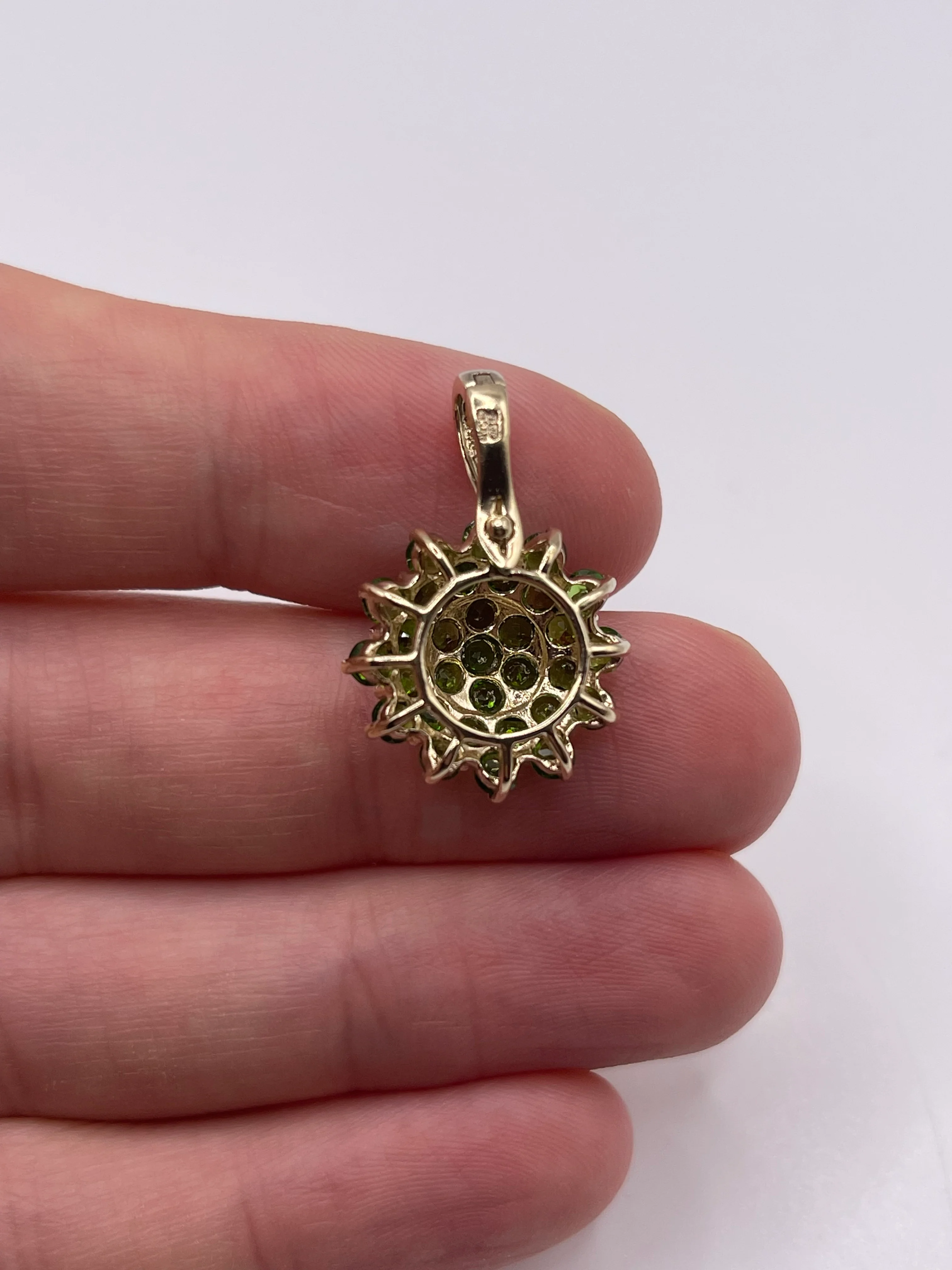 9ct gold diopside cluster pendant - Image 2