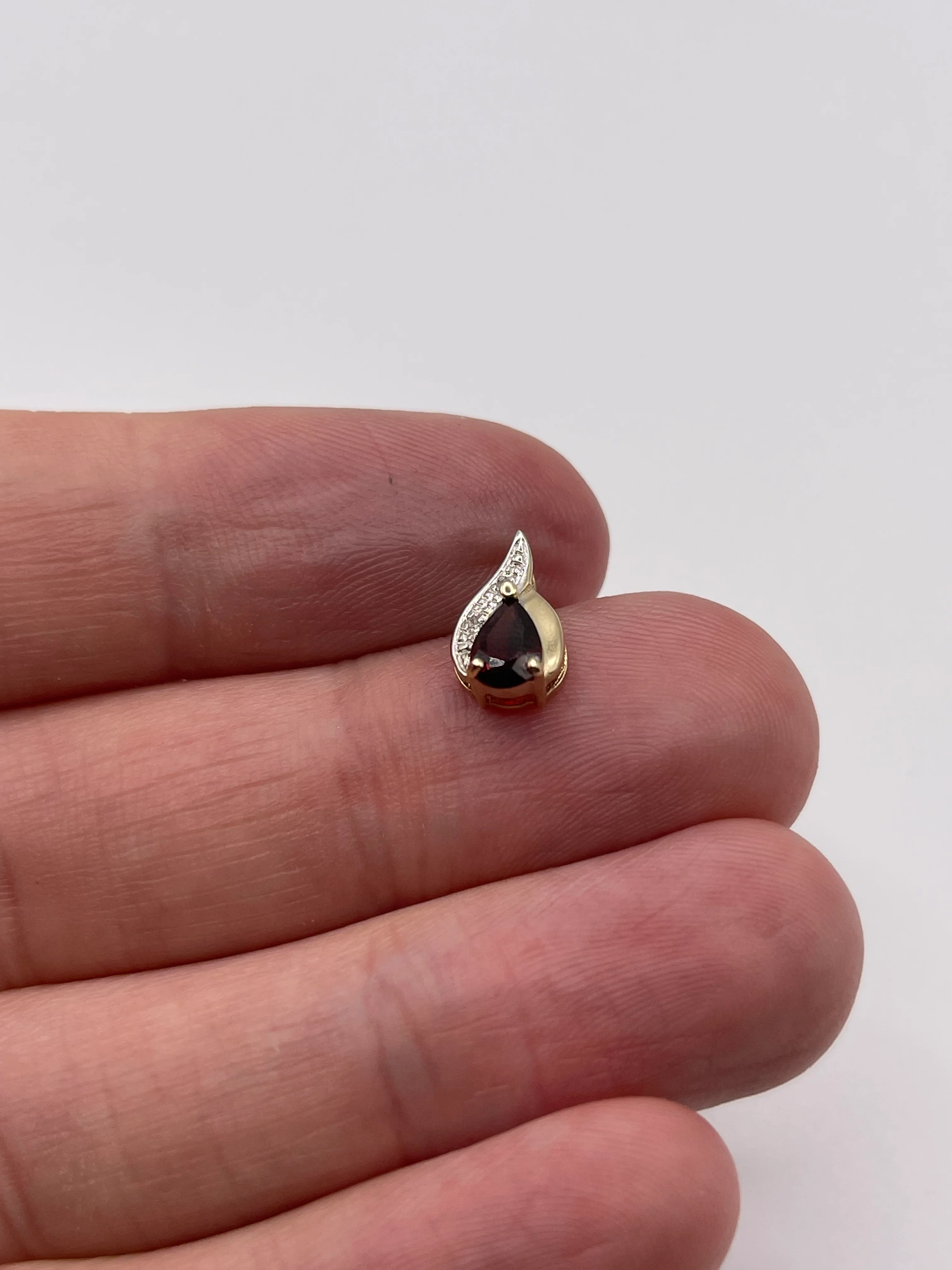9ct gold garnet and diamond pendant - Image 2