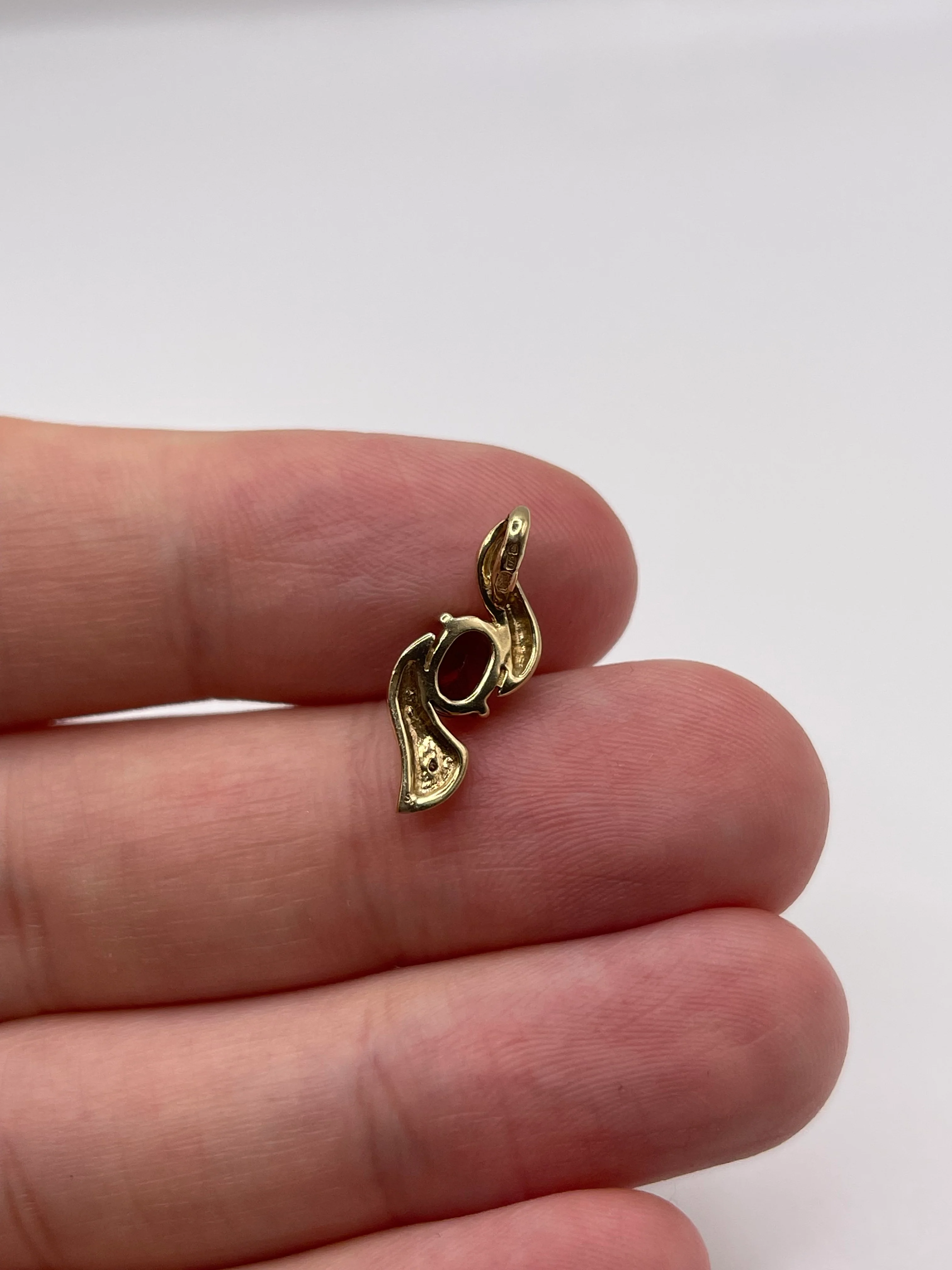 9ct gold garnet and diamond pendant - Image 2