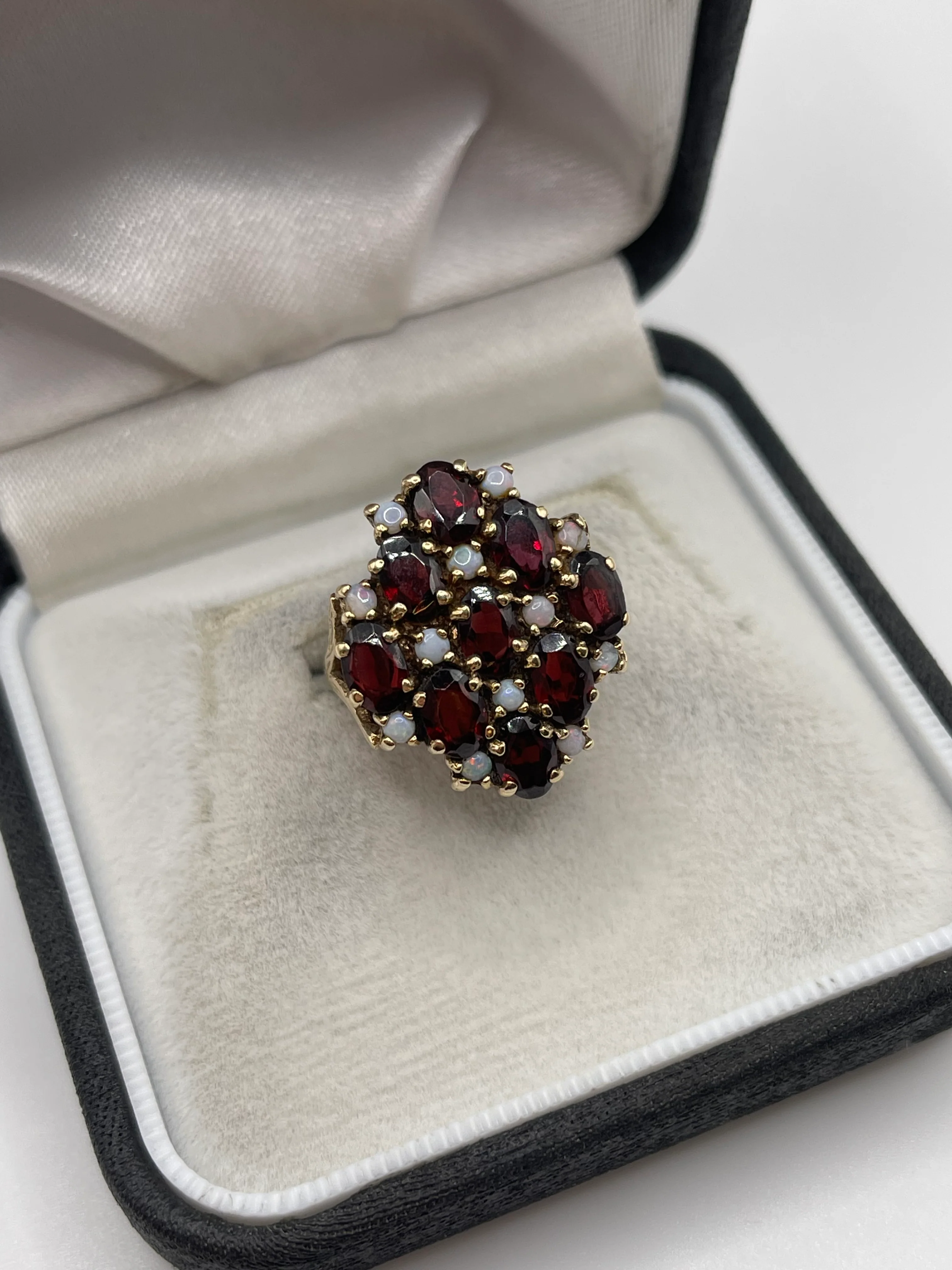 9ct gold garnet and opal ring - Image 2