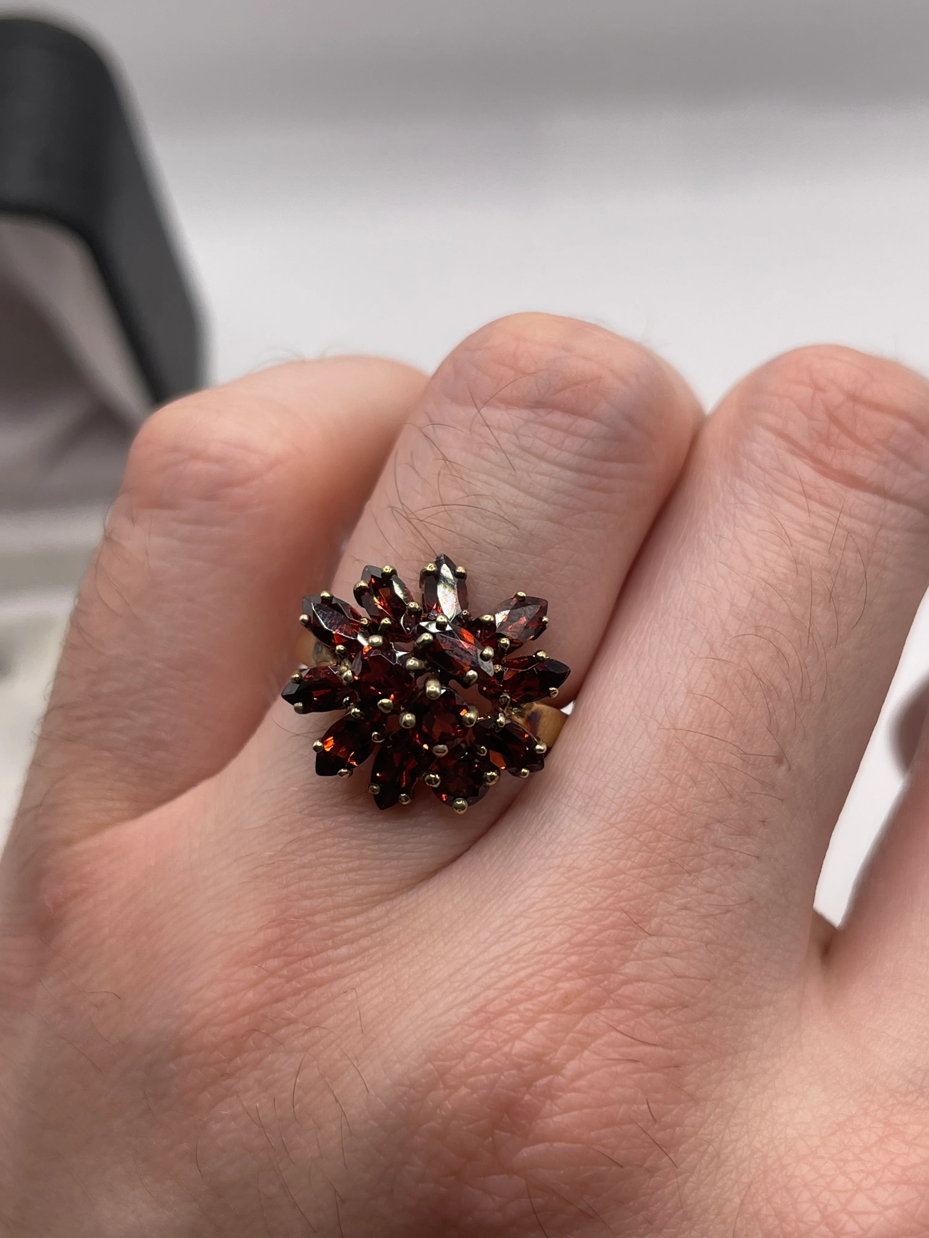 9ct gold garnet cluster ring - Image 4