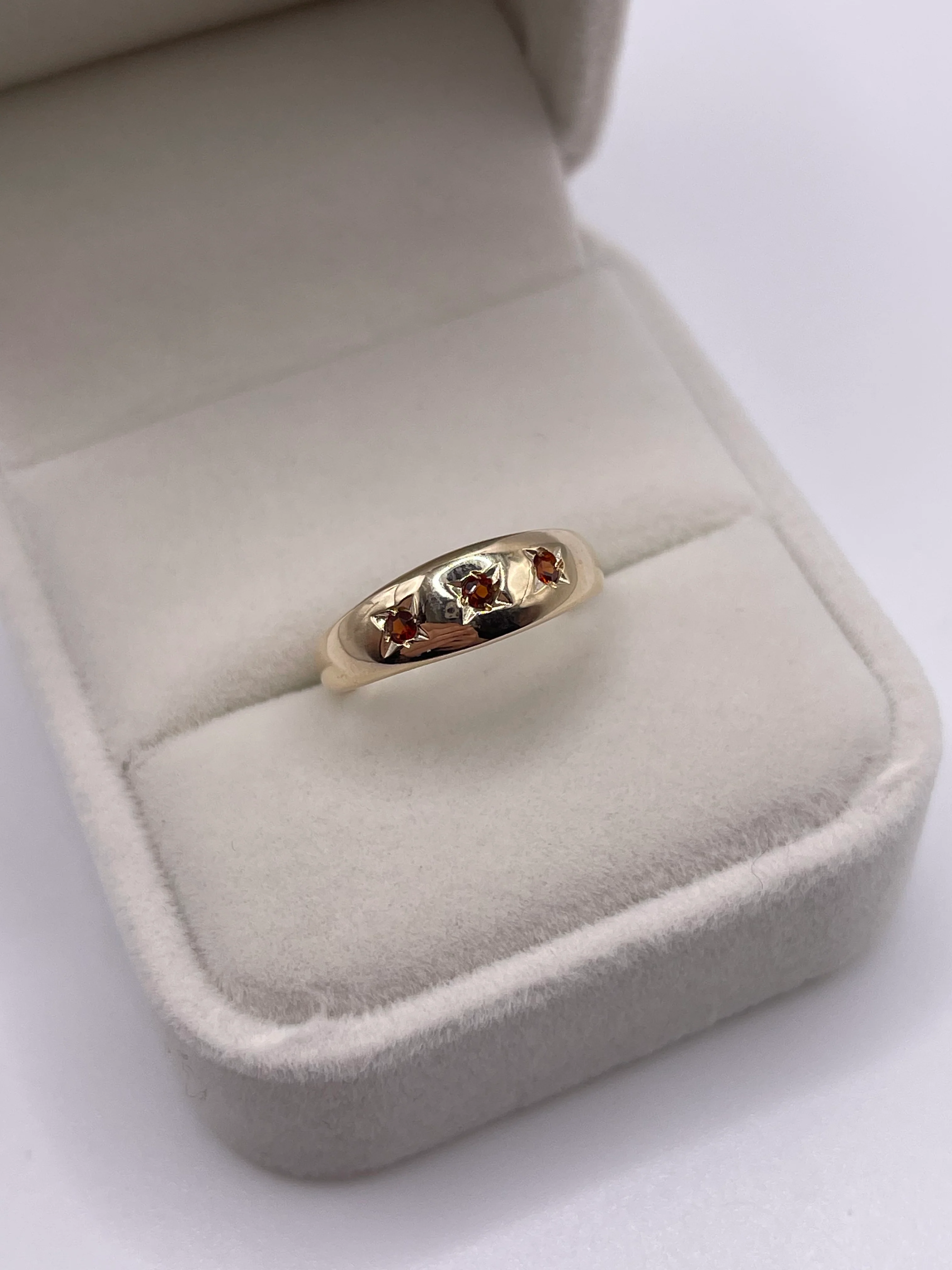 9ct gold garnet gypsy ring - Image 2