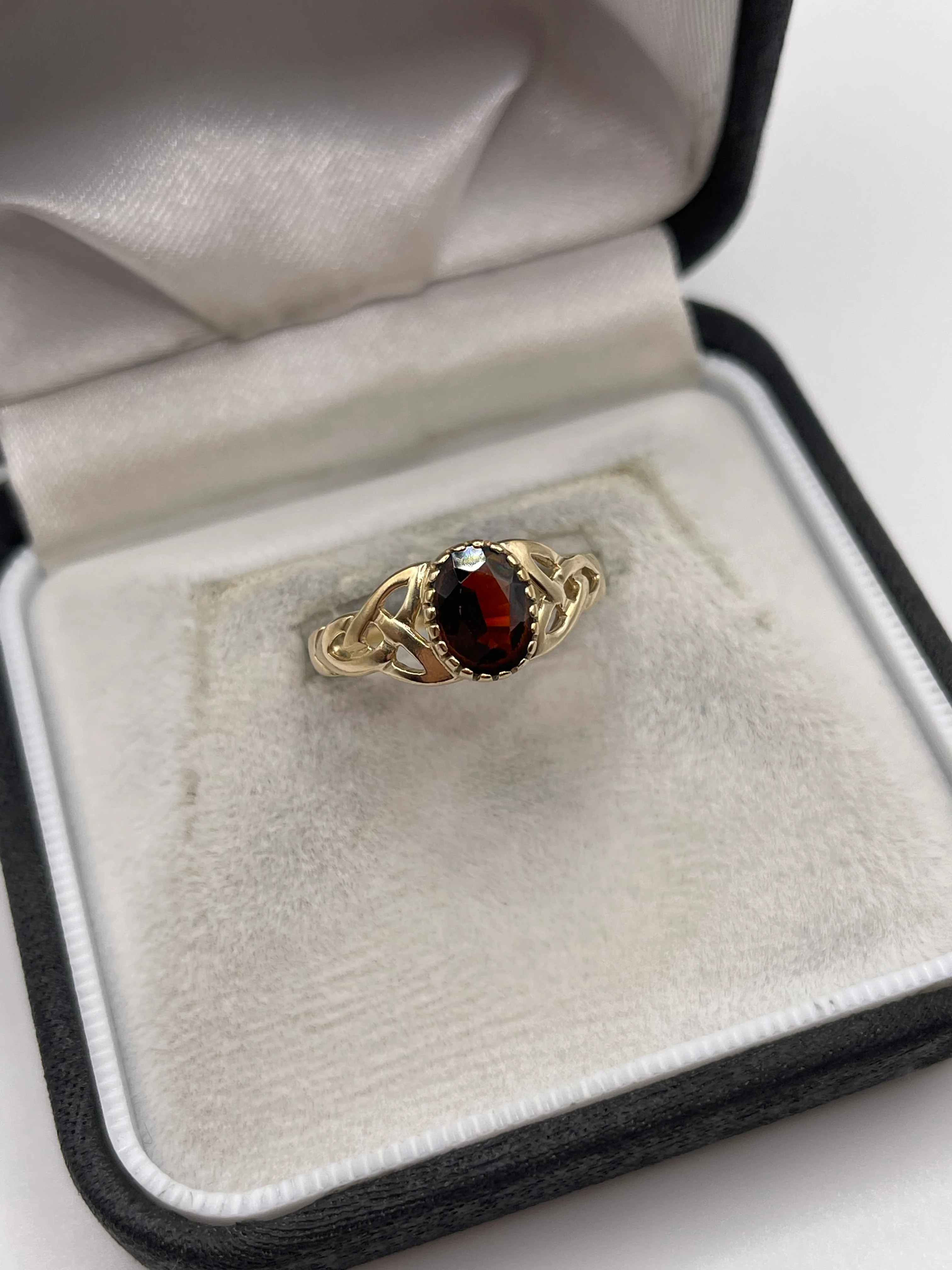 9ct gold garnet ring - Image 2