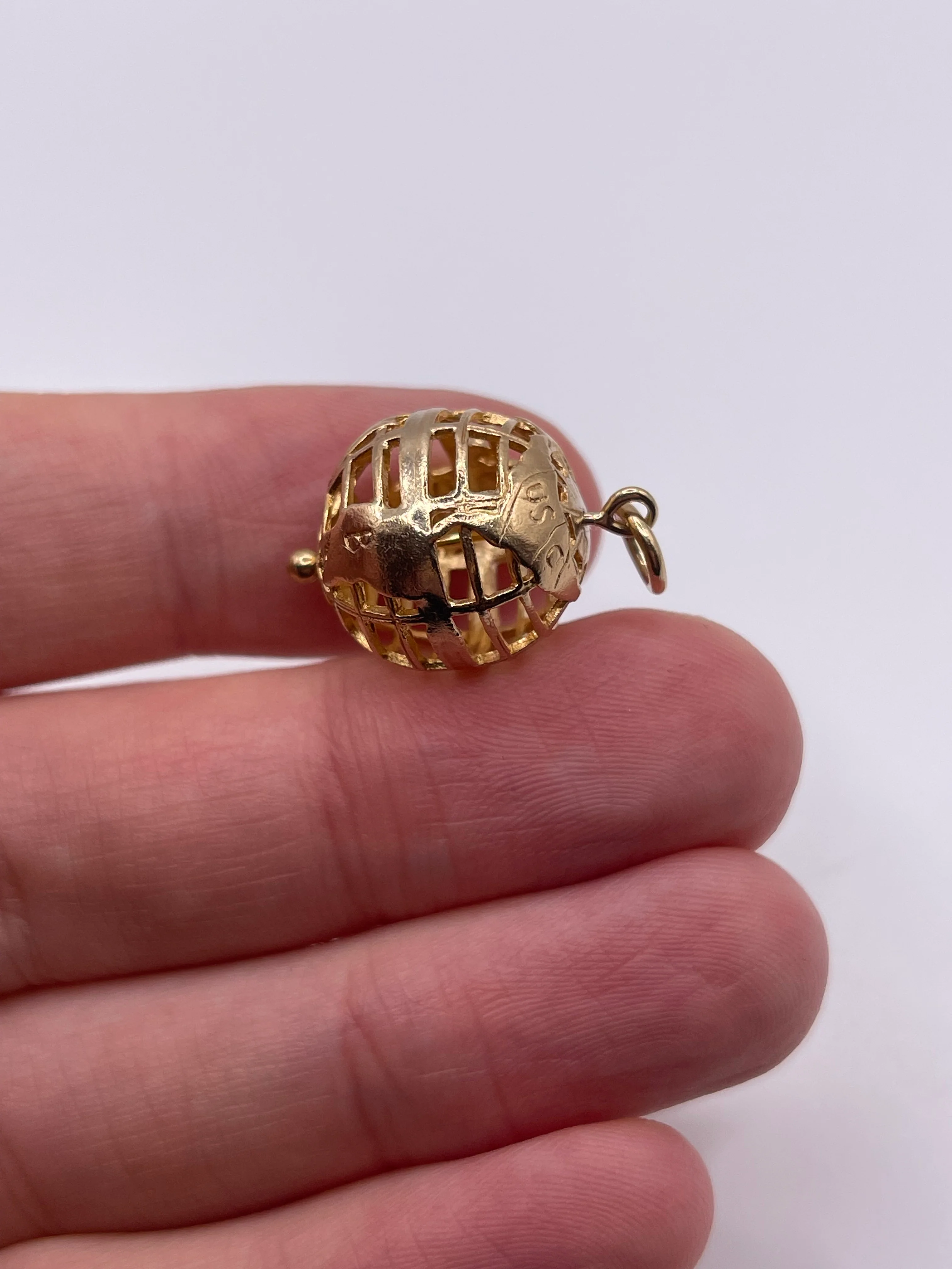 9ct gold globe charm - Image 2