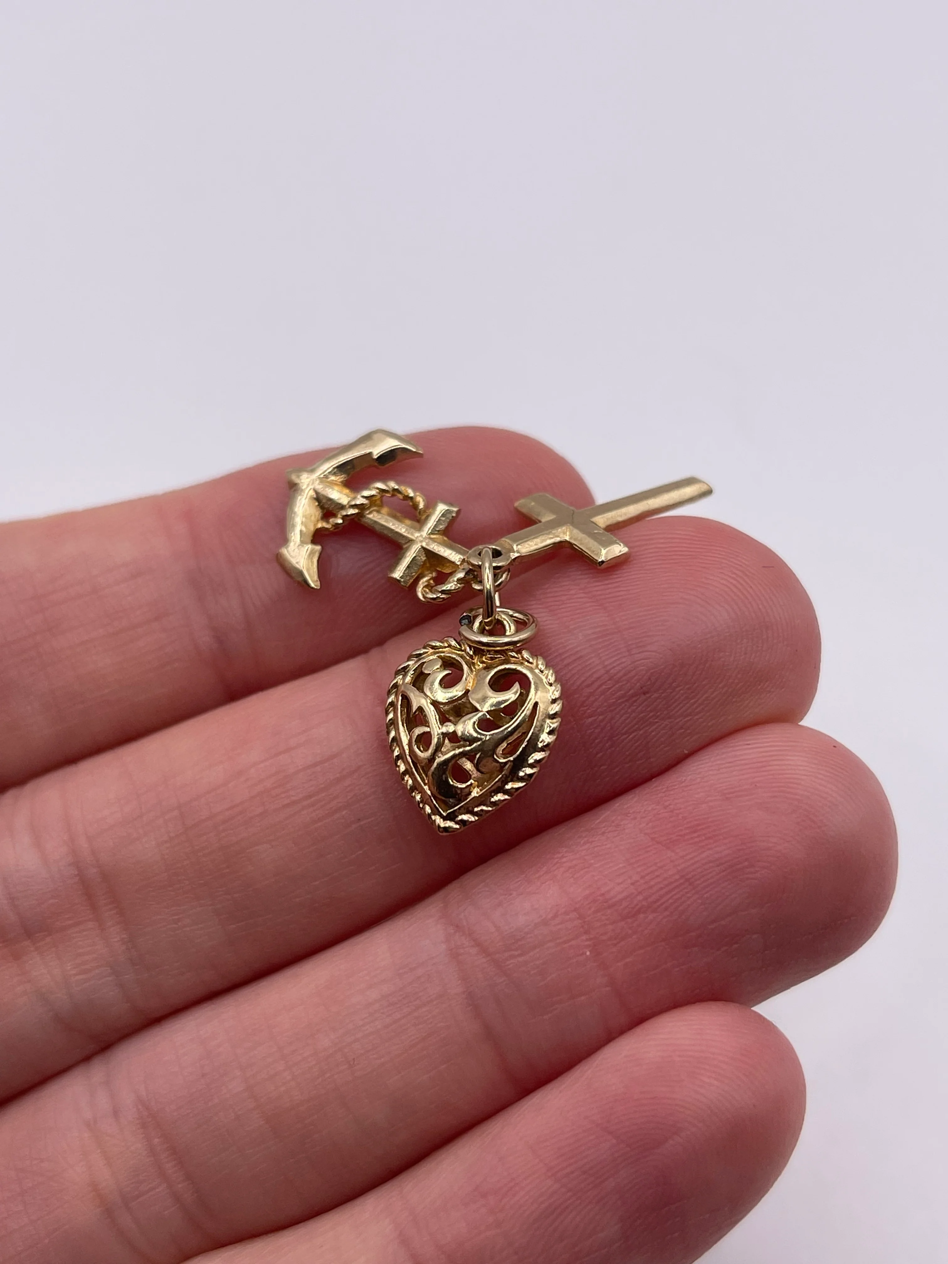9ct gold hope, faith and charity charm - Image 2
