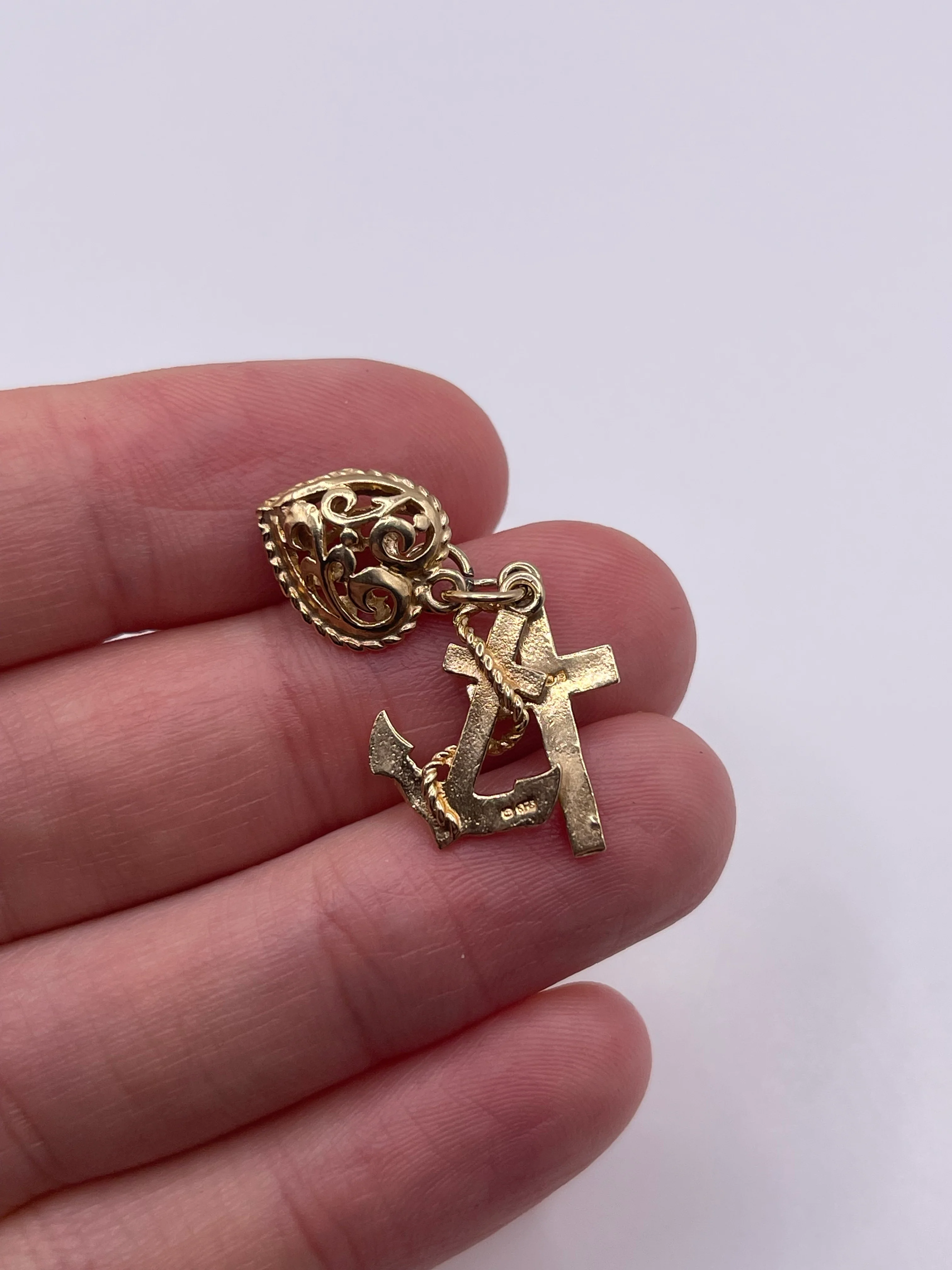 9ct gold hope, faith and charity charm - Image 3