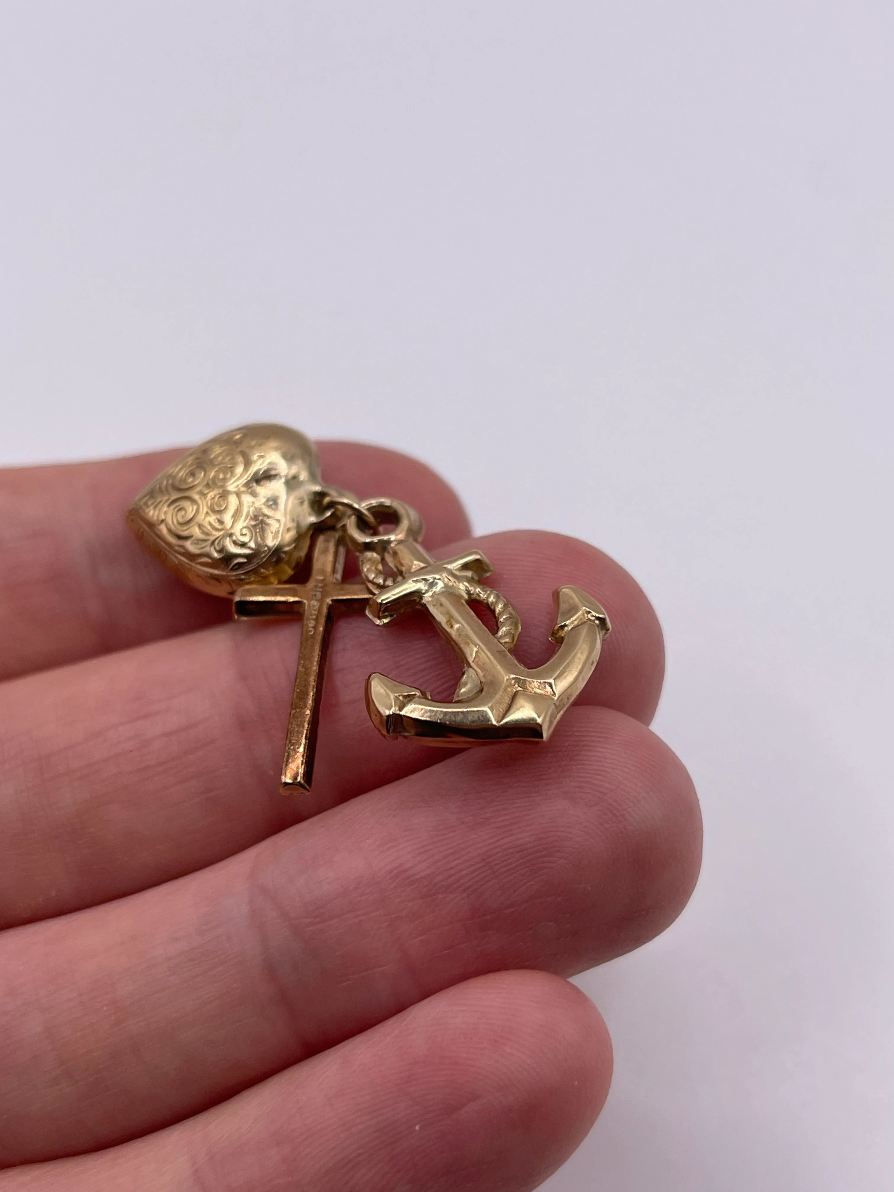 9ct gold hope, faith and charity pendant - Image 2