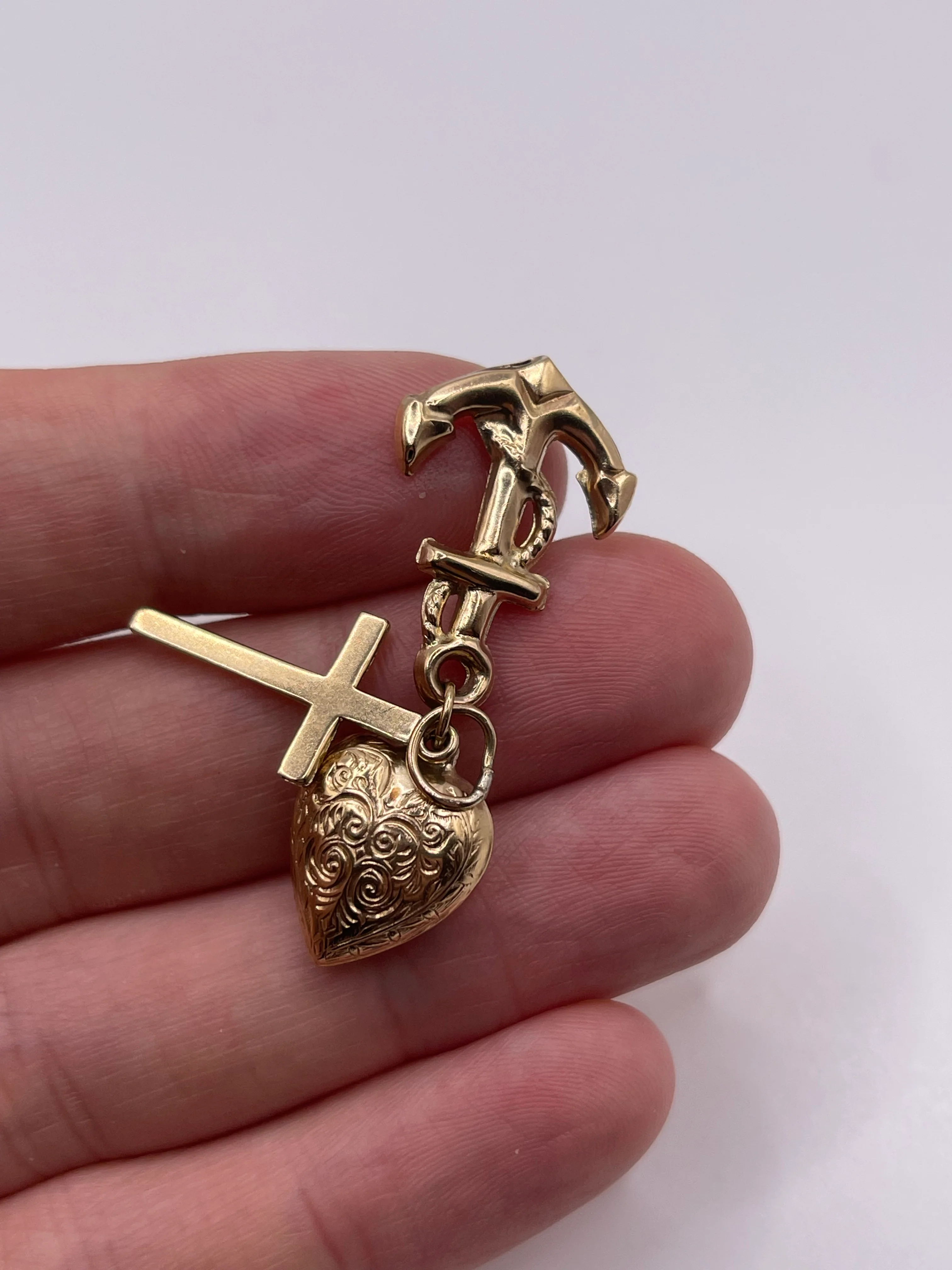 9ct gold hope, faith and charity pendant - Image 3