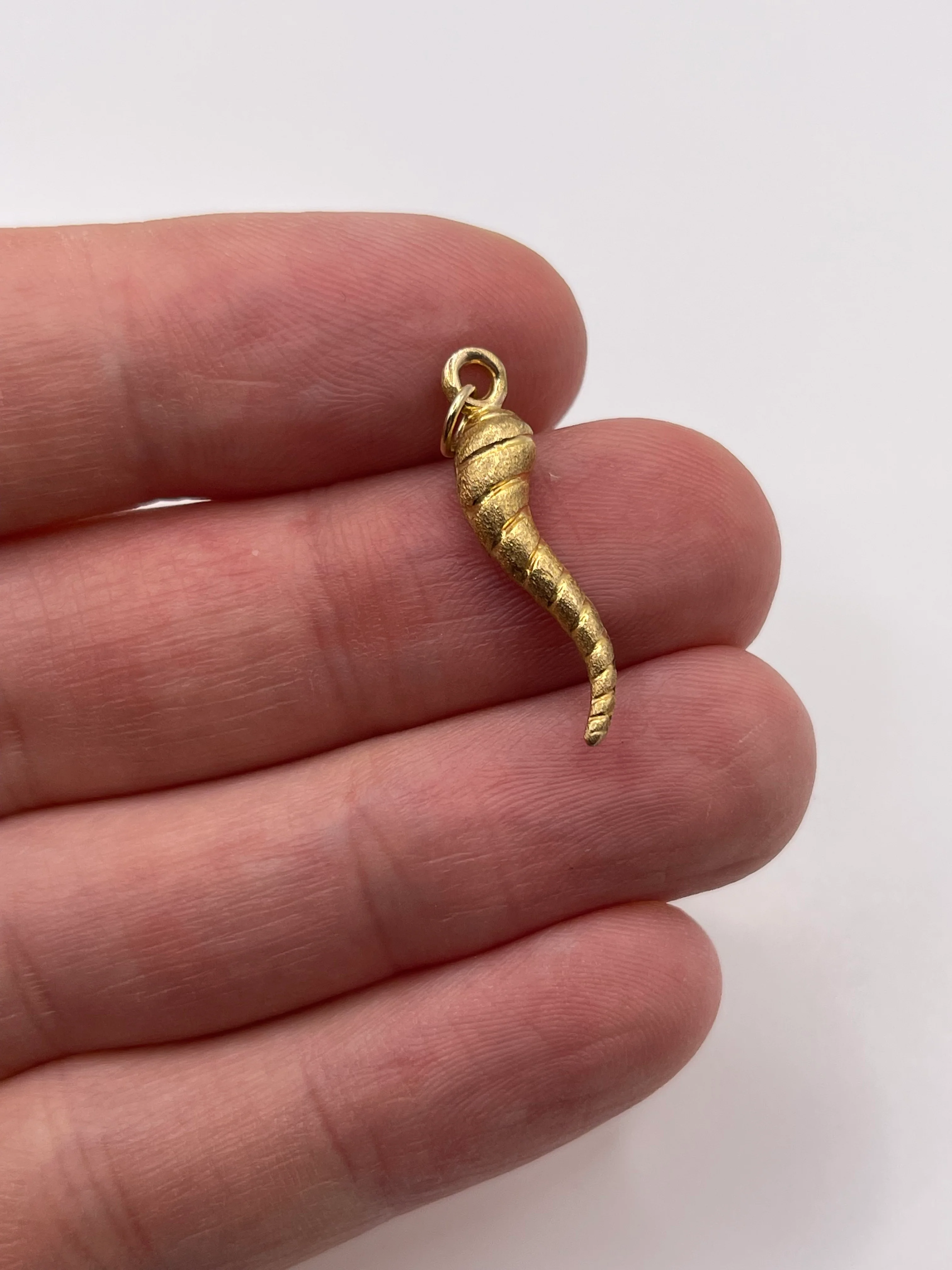 9ct gold horn of plenty charm - Image 2