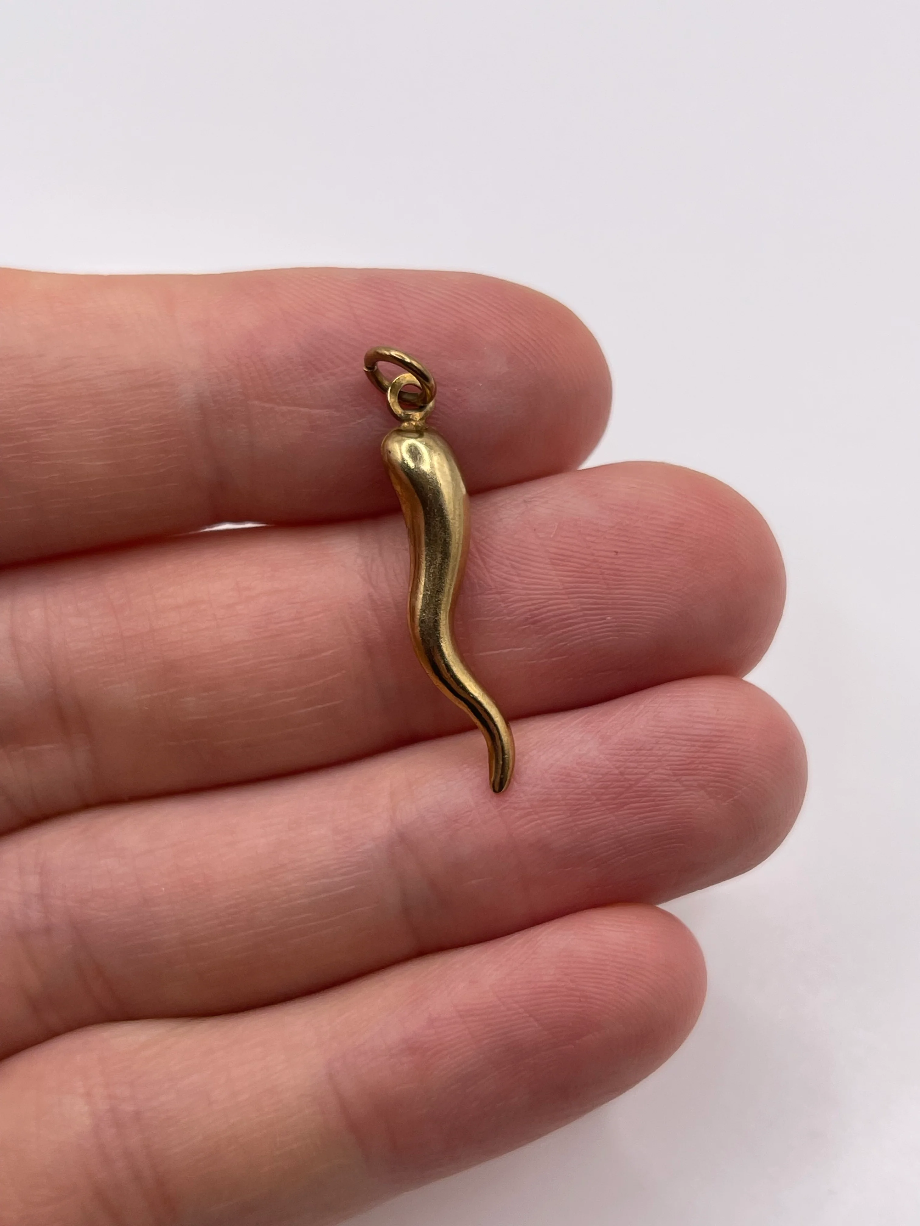 9ct gold horn of plenty pendant - Image 2