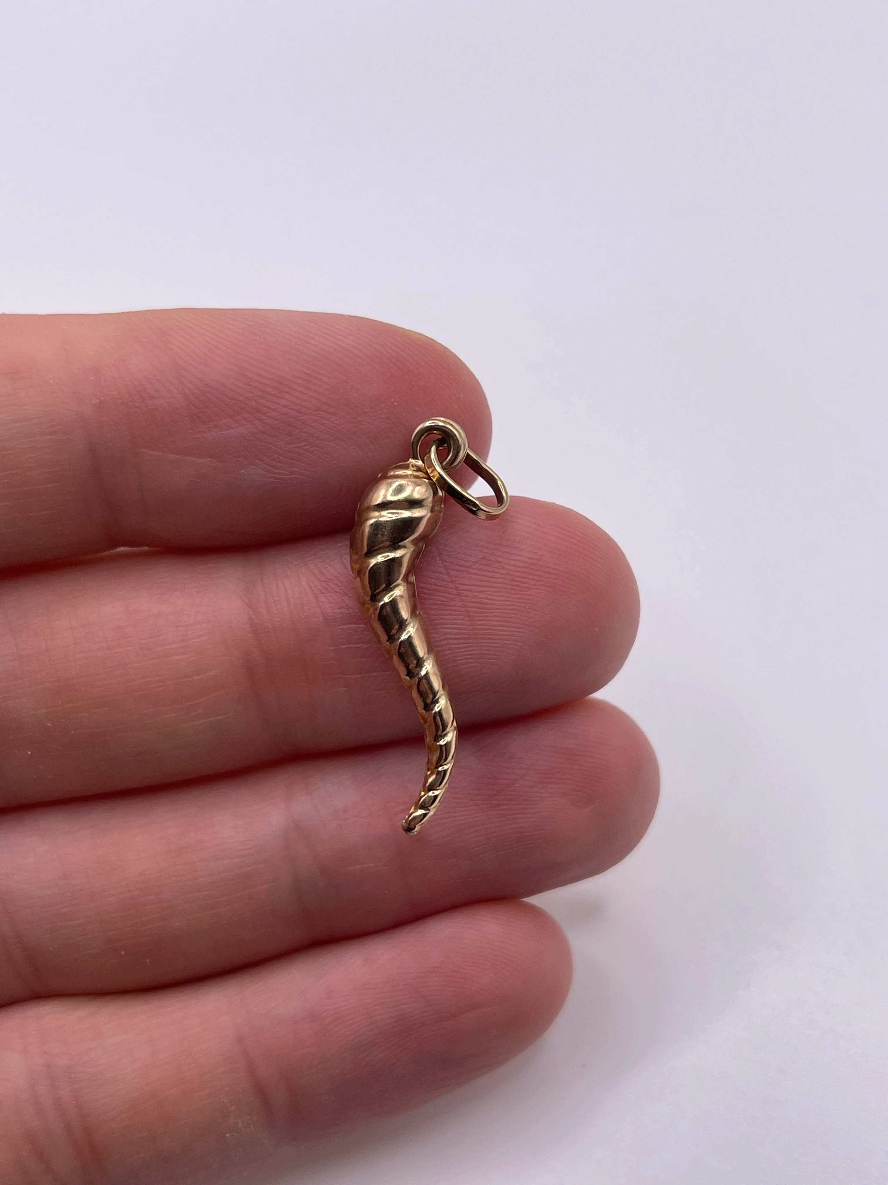 9ct gold horn of plenty pendant