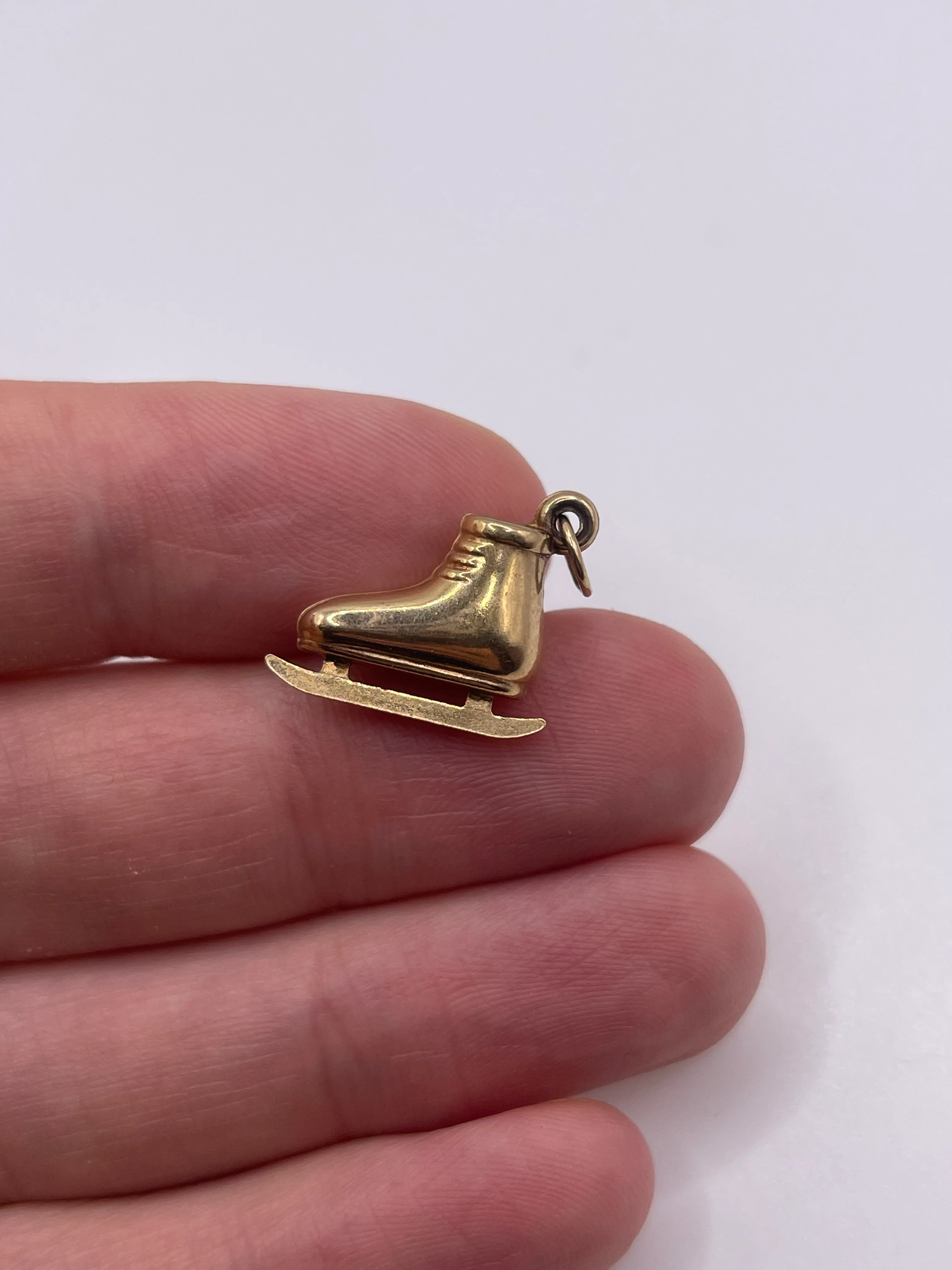 9ct gold ice skate charm