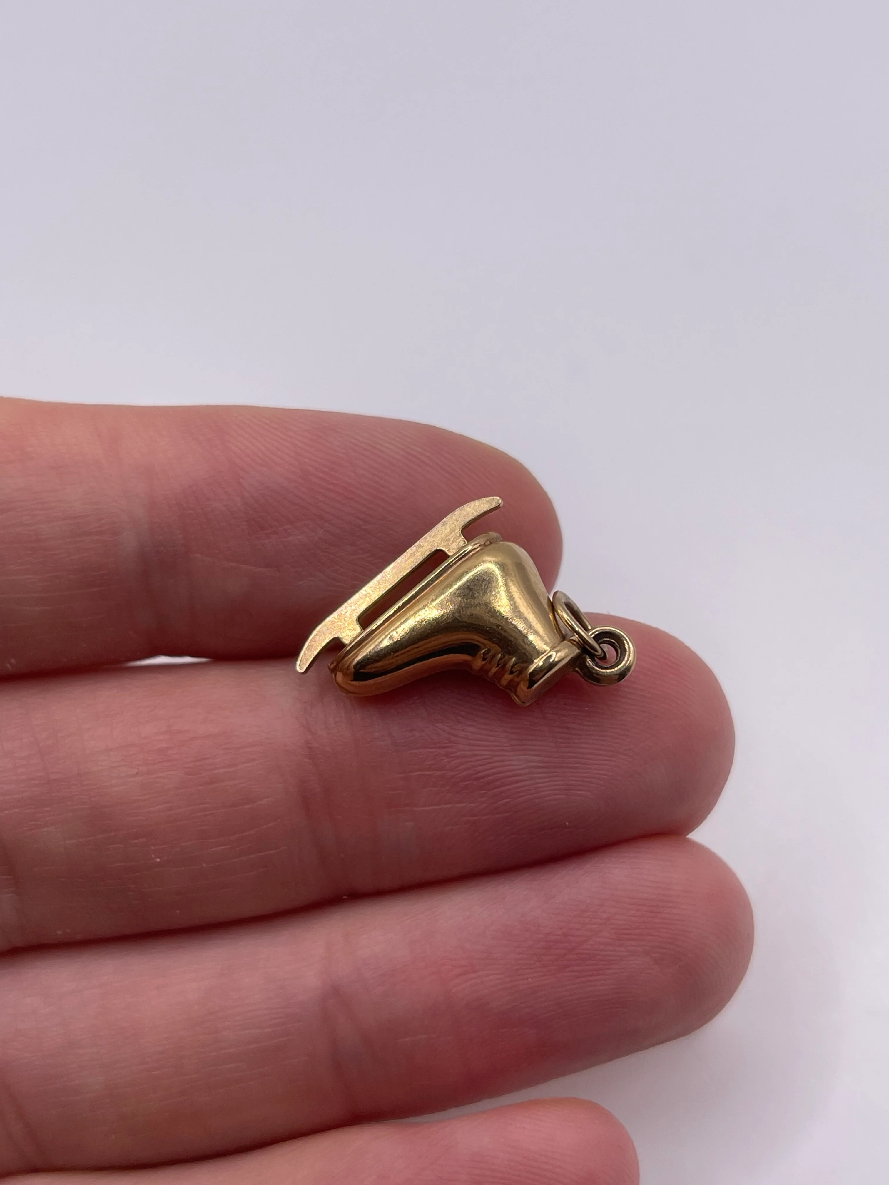 9ct gold ice skate charm - Image 2