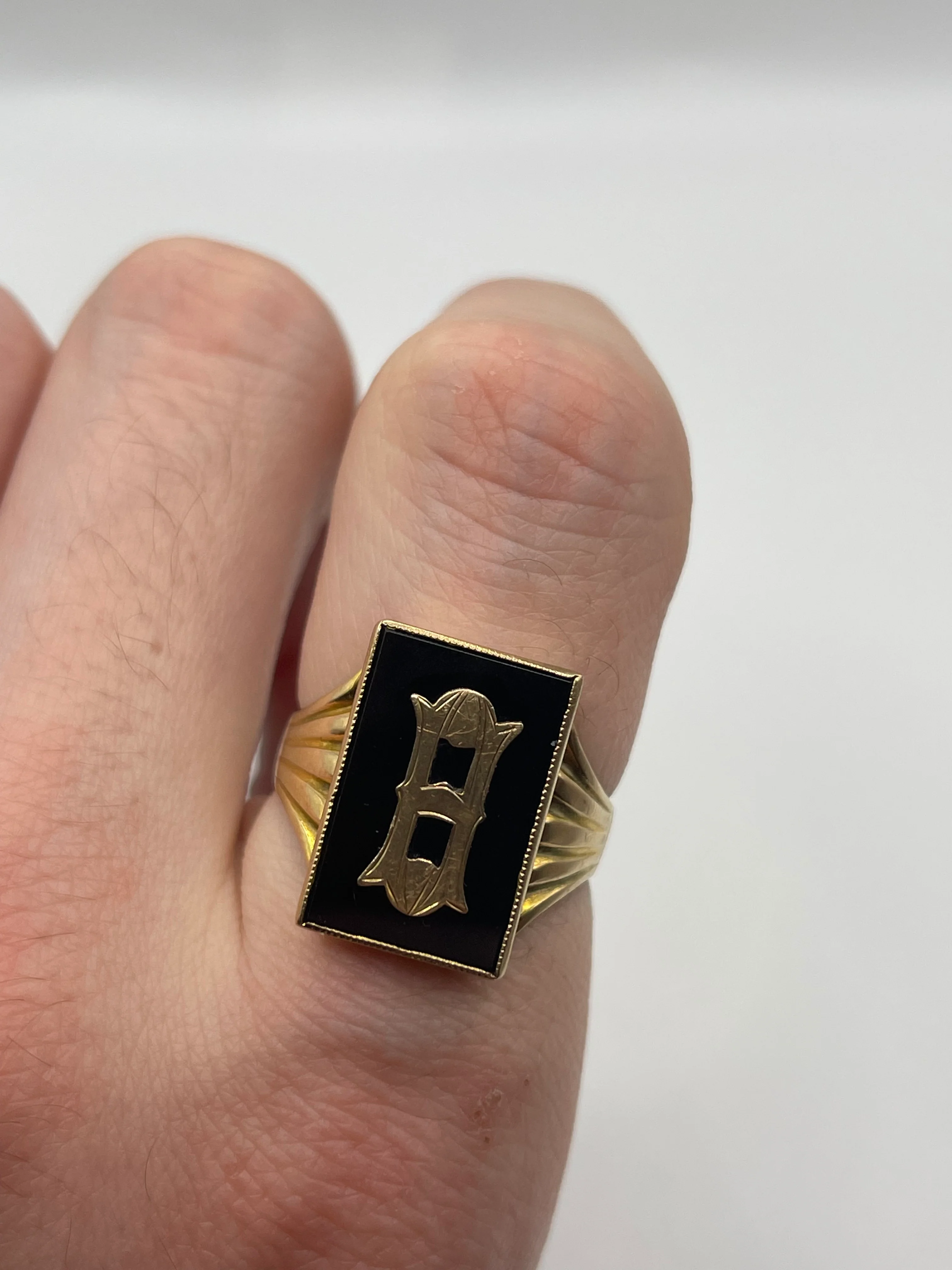 9ct gold initial onyx ring - Image 4
