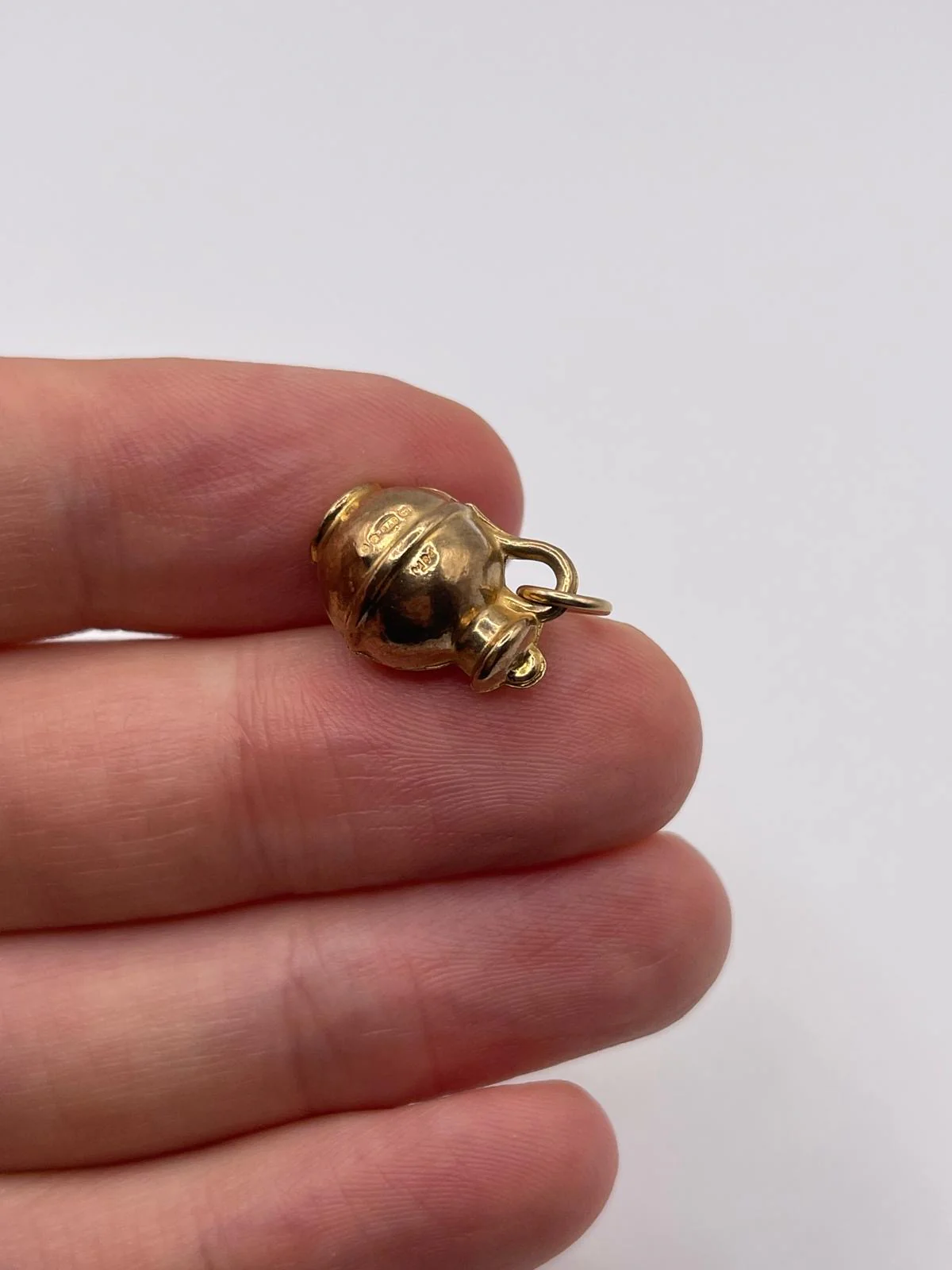 9ct gold jug charm - Image 2