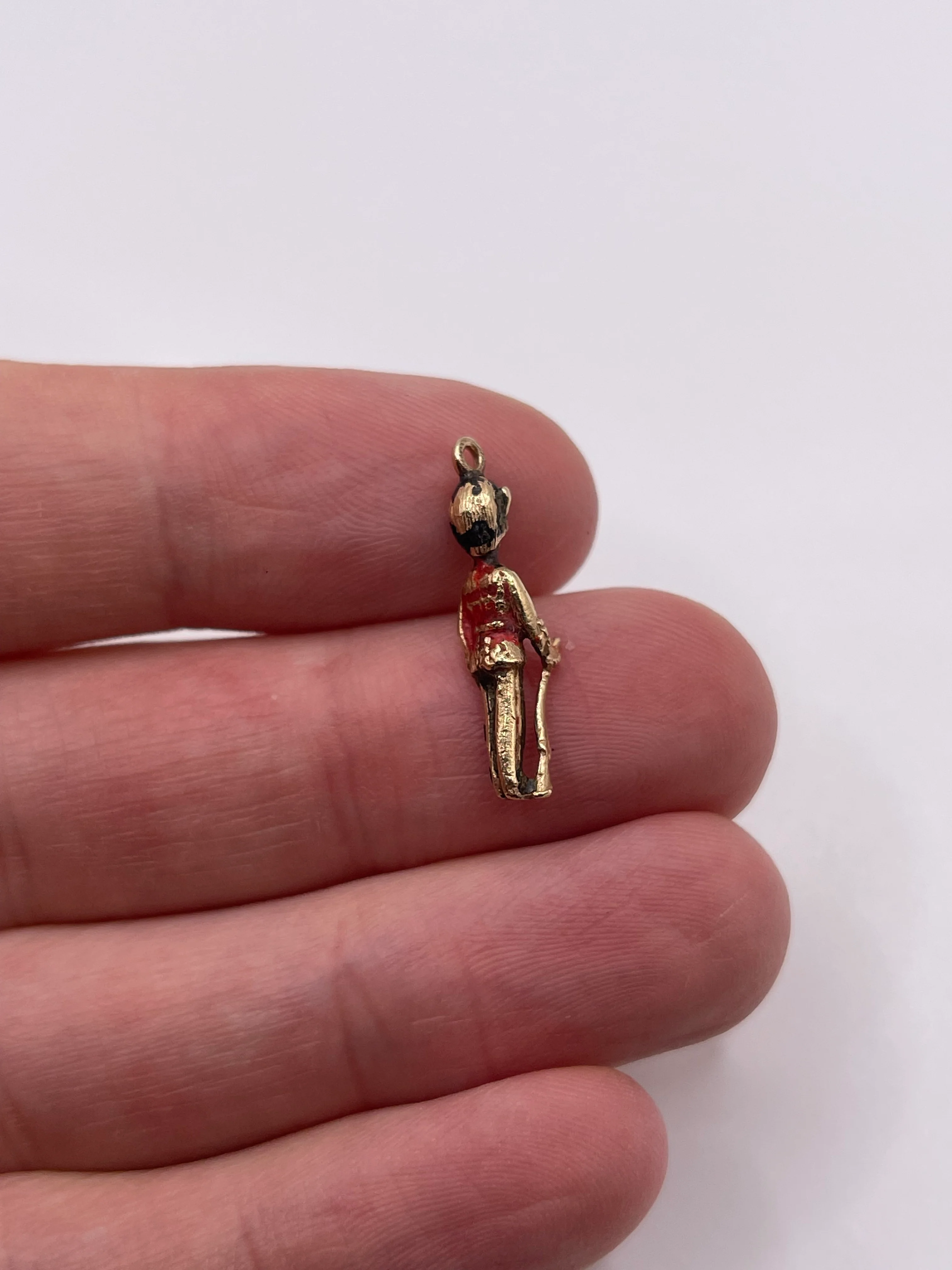 9ct gold kings guard charm - Image 2