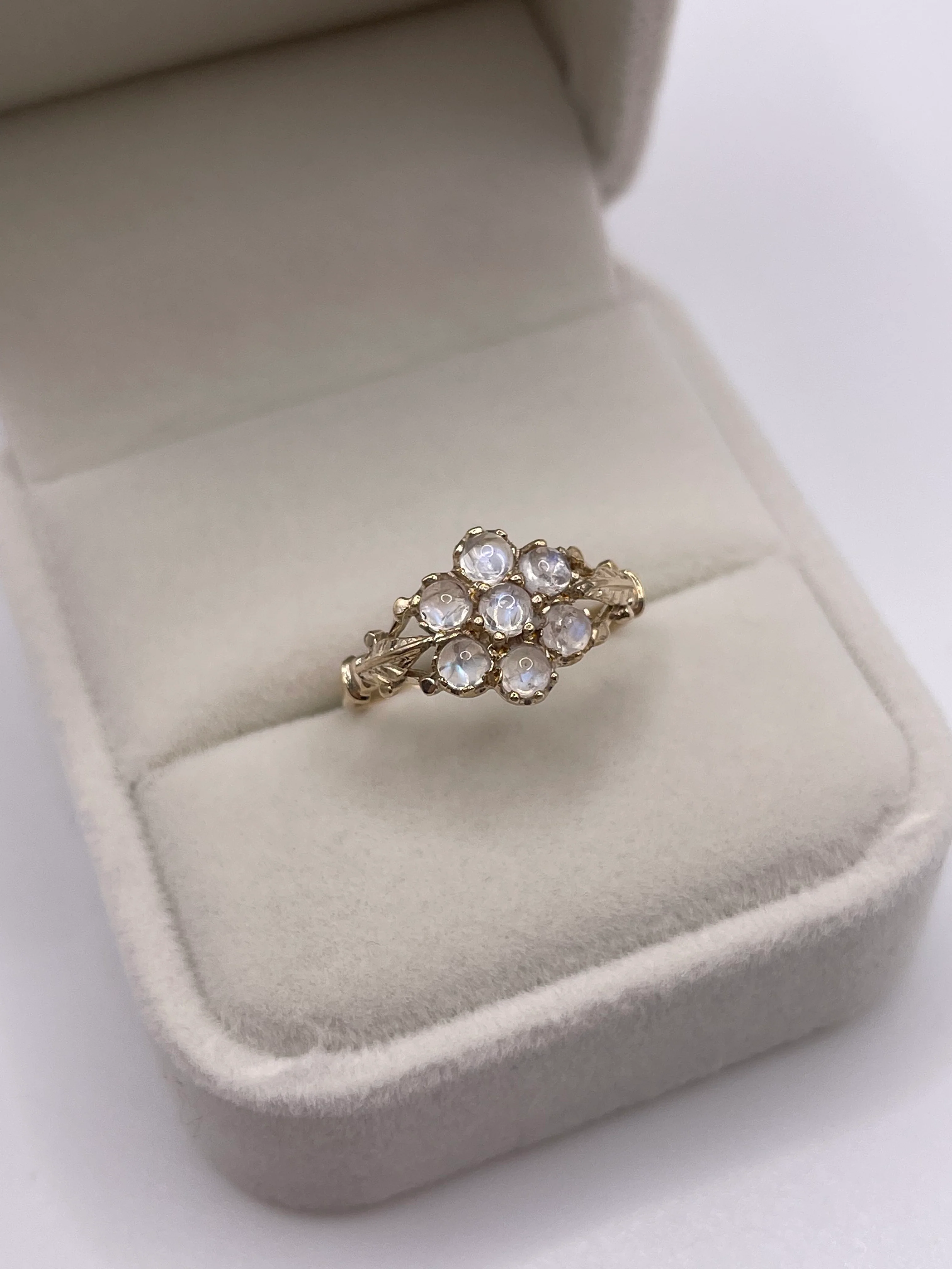 9ct gold moonstone cluster ring - Image 2