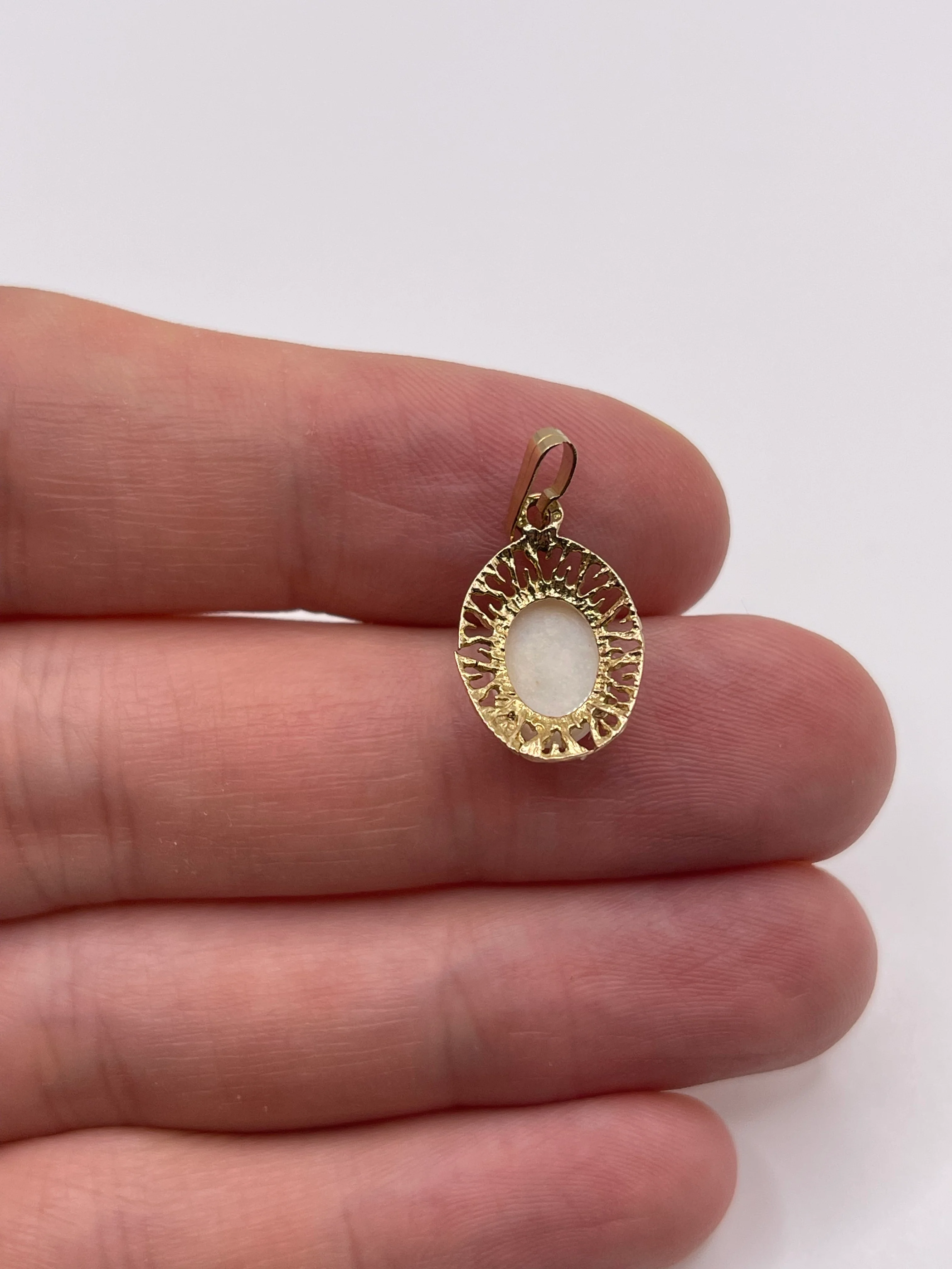 9ct gold opal pendant - Image 2