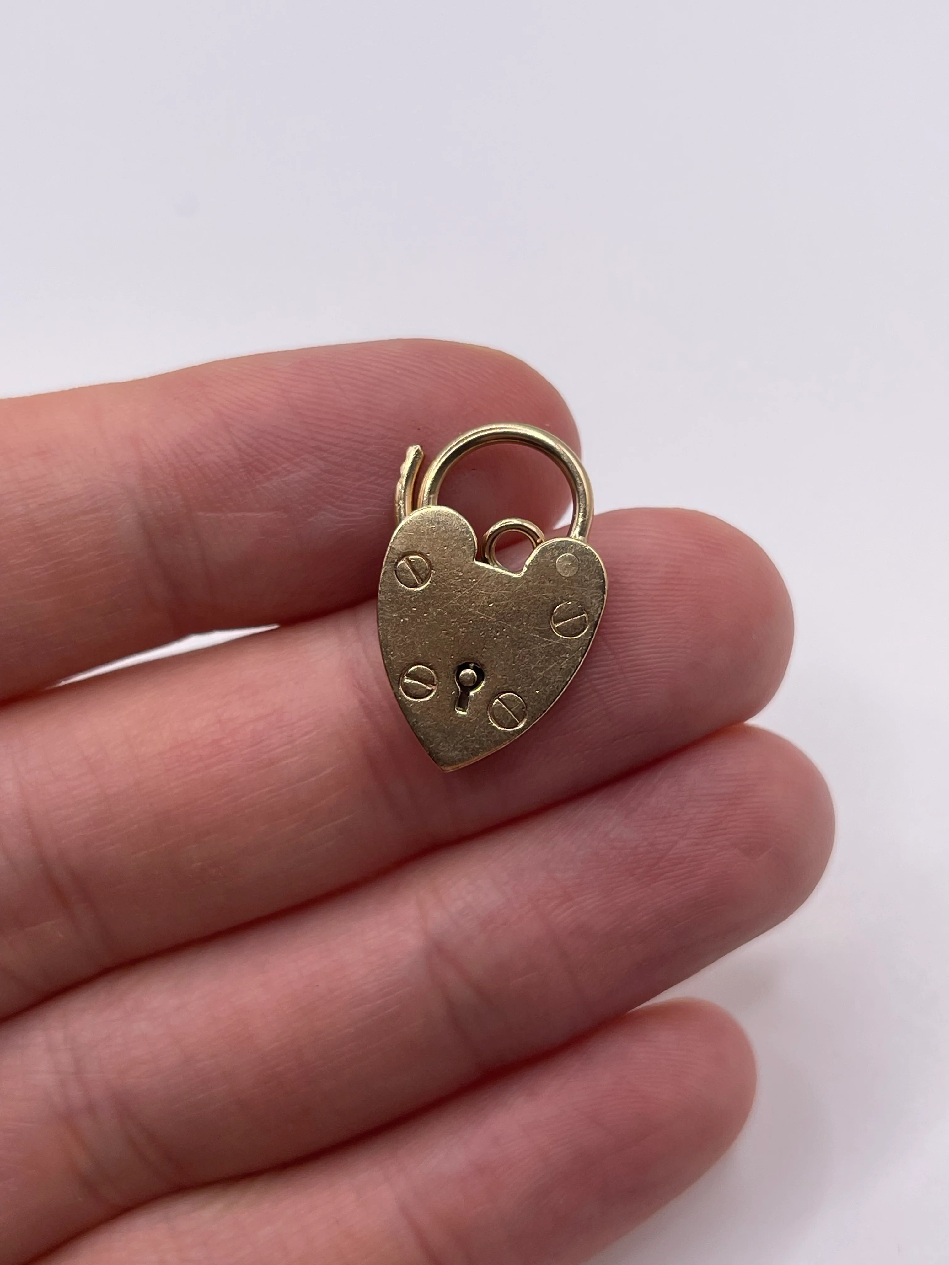 9ct gold padlock 40