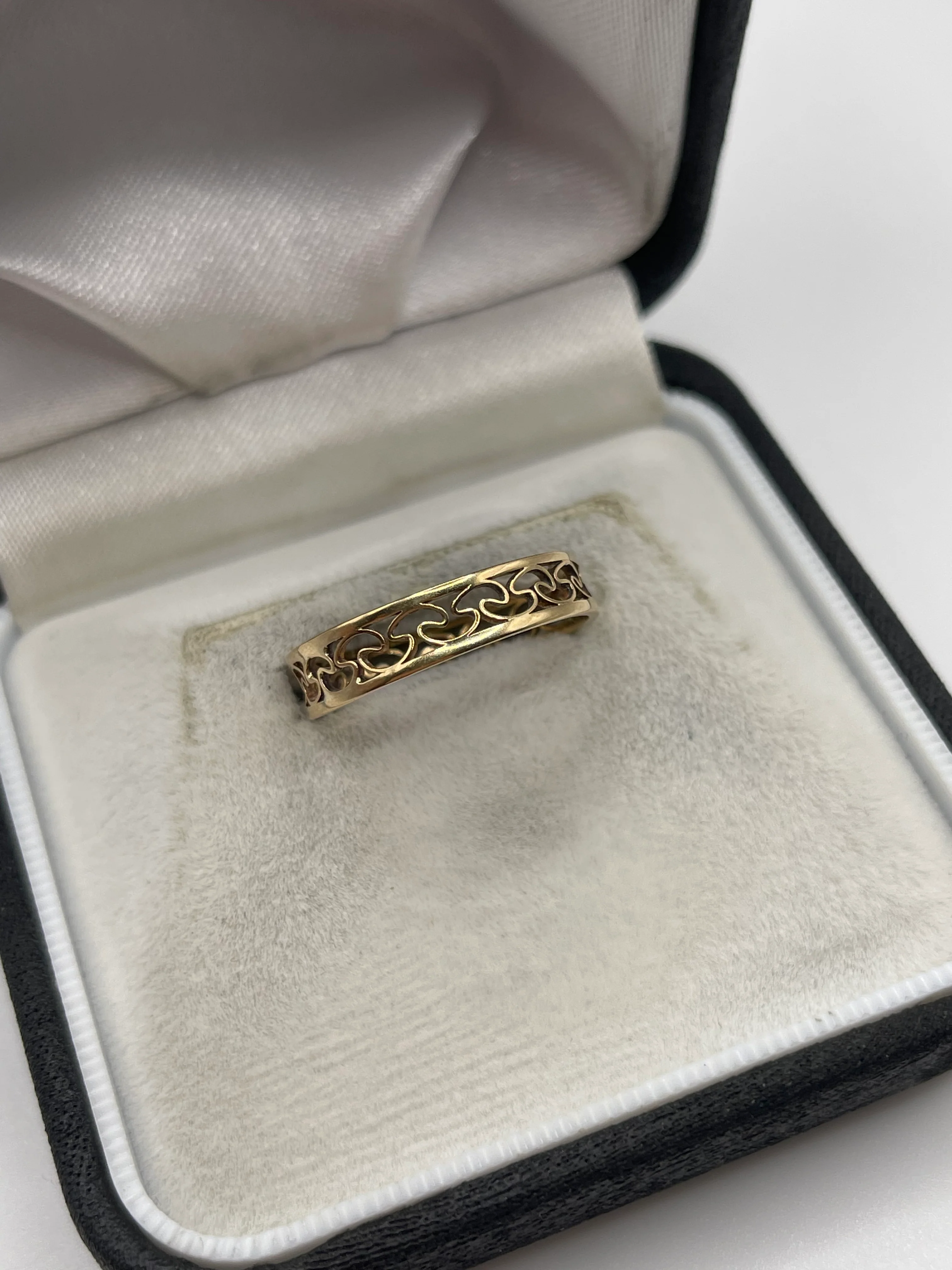9ct gold patterned band - Image 2